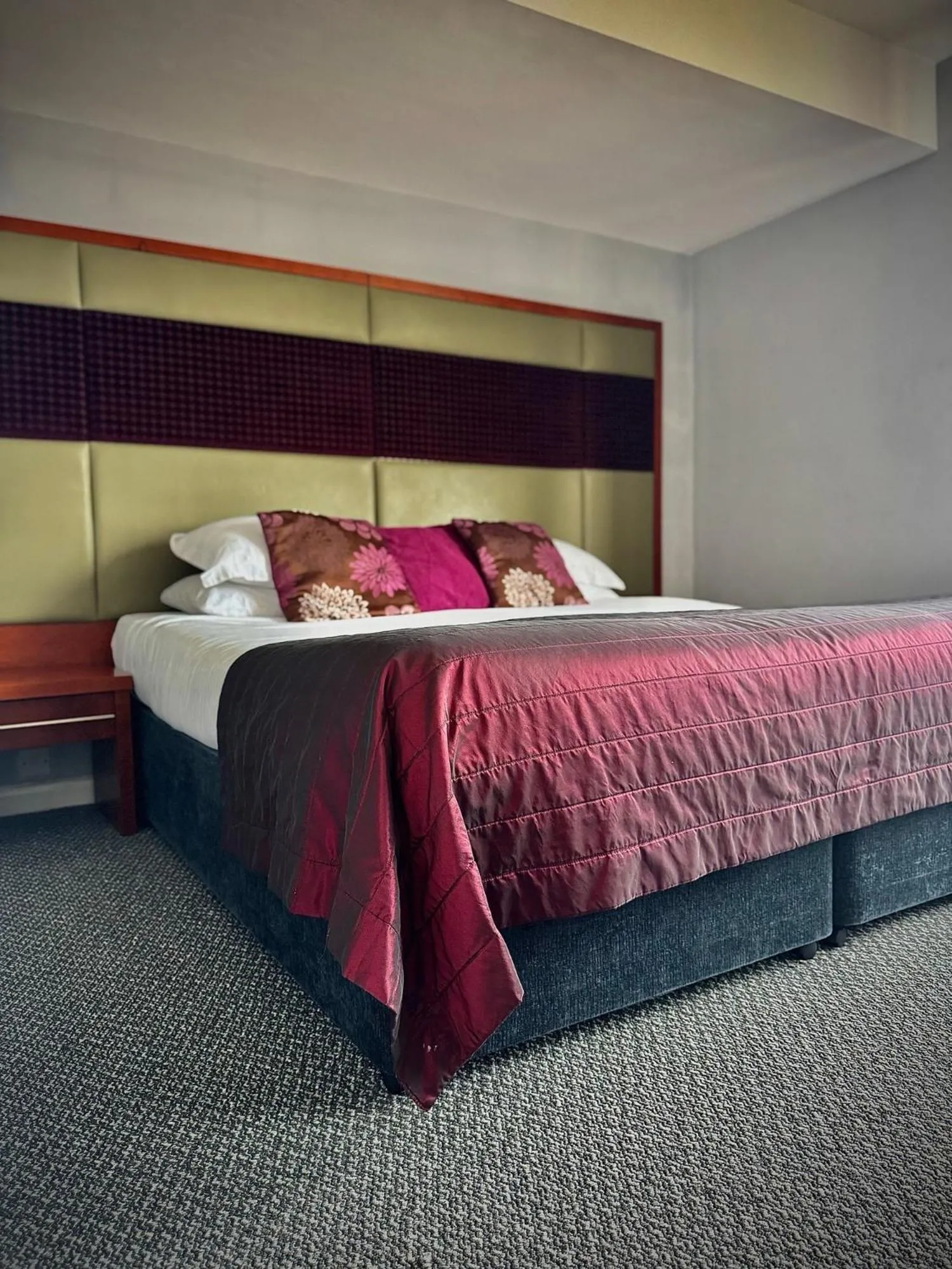 Bedroom, Bed in St George Hotel Rochester-Chatham