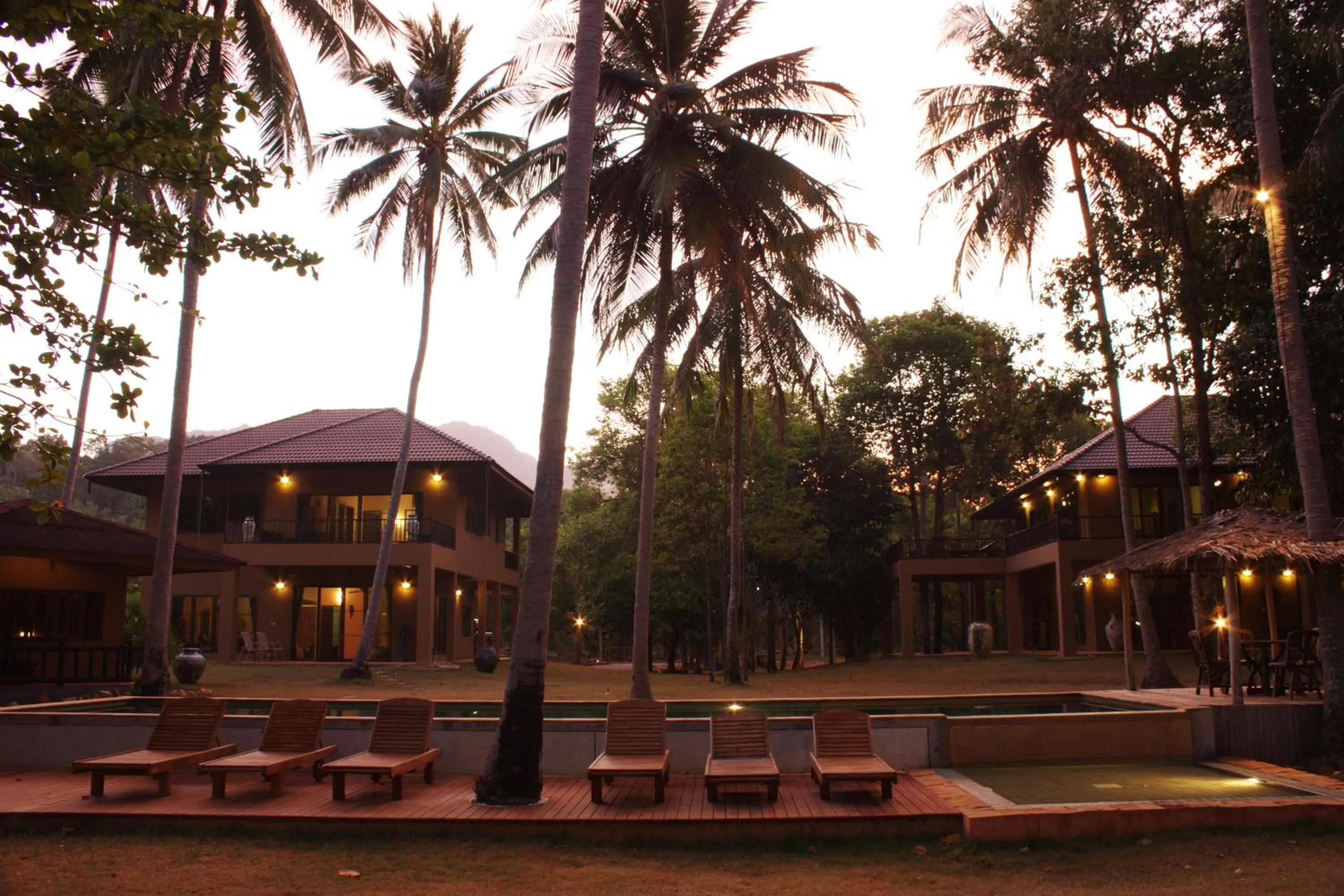 Night in KhaoTong Villa at Melina's