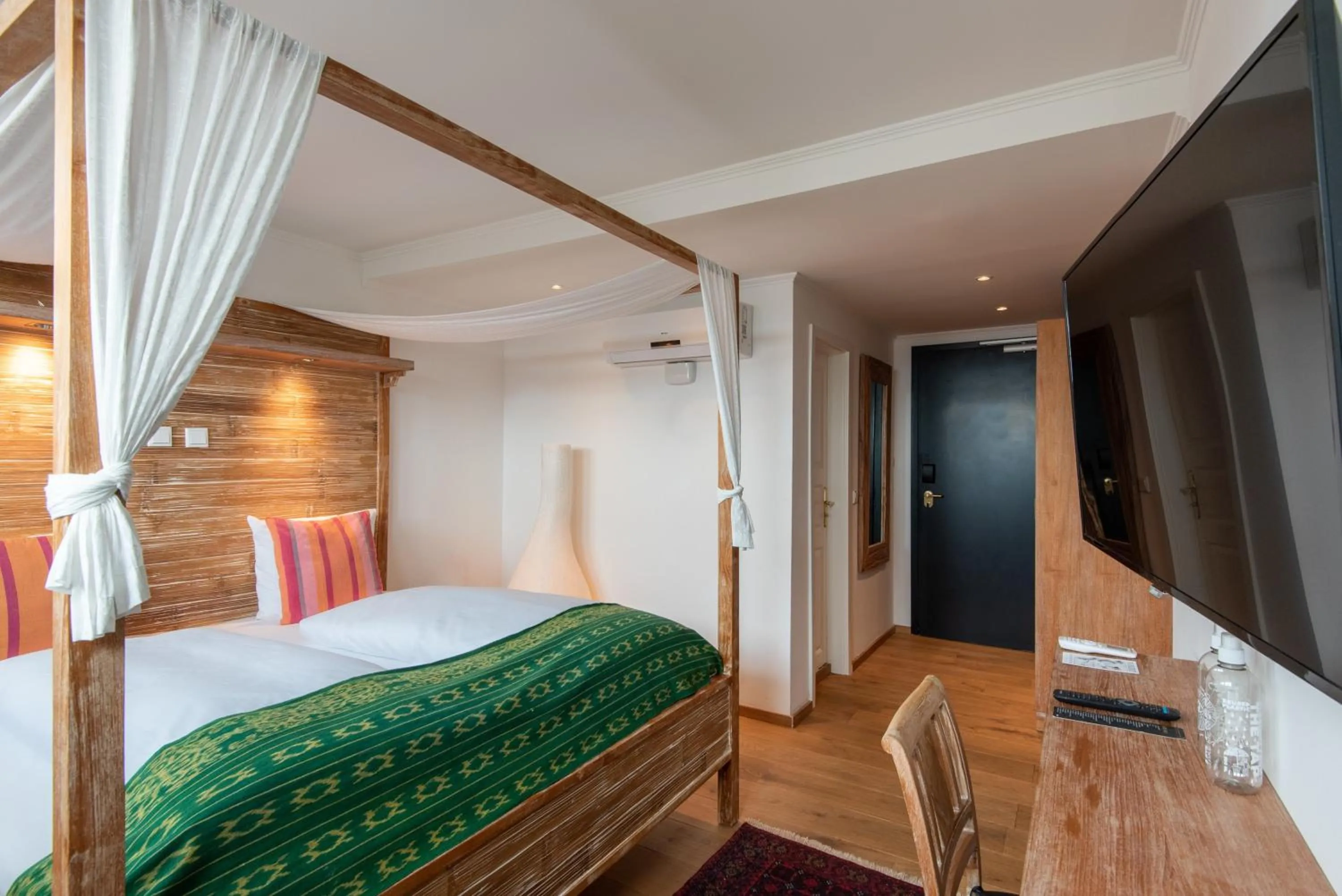 Bedroom, Bed in Lulu Guldsmeden