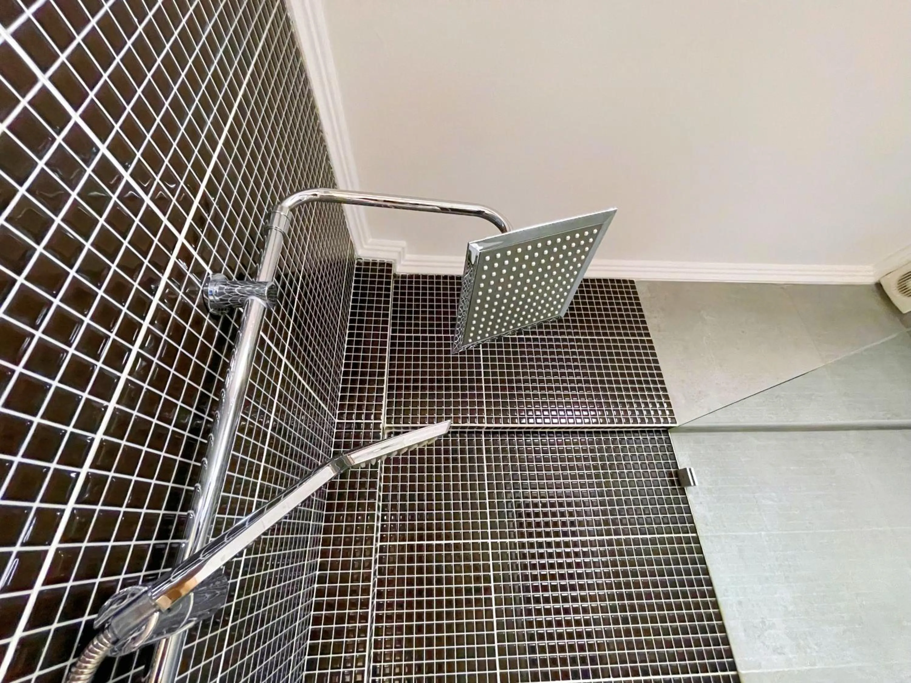 Shower in WSD Baia Acropolis Hotel Apartment