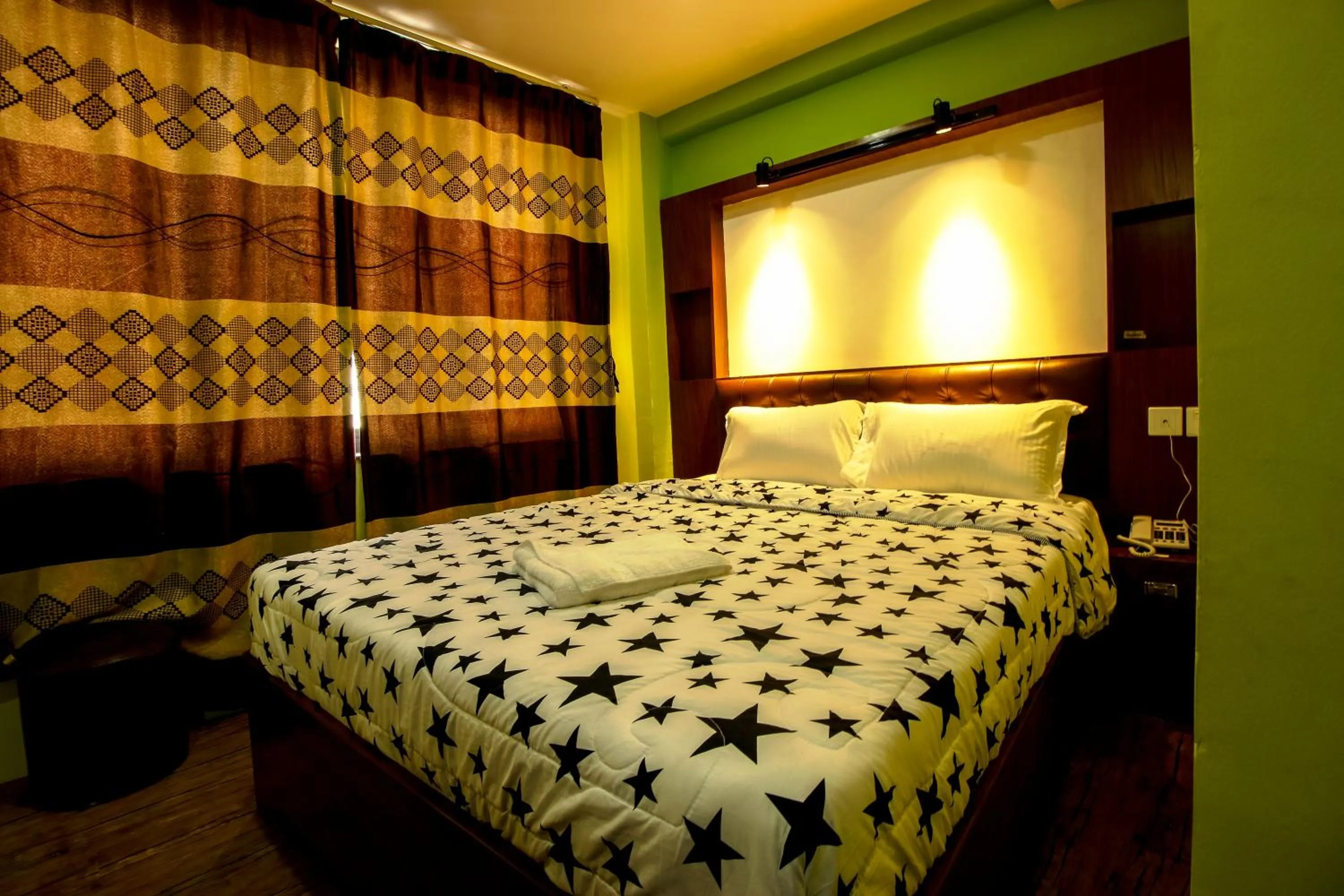 Bedroom, Bed in Everest Holiday Inn