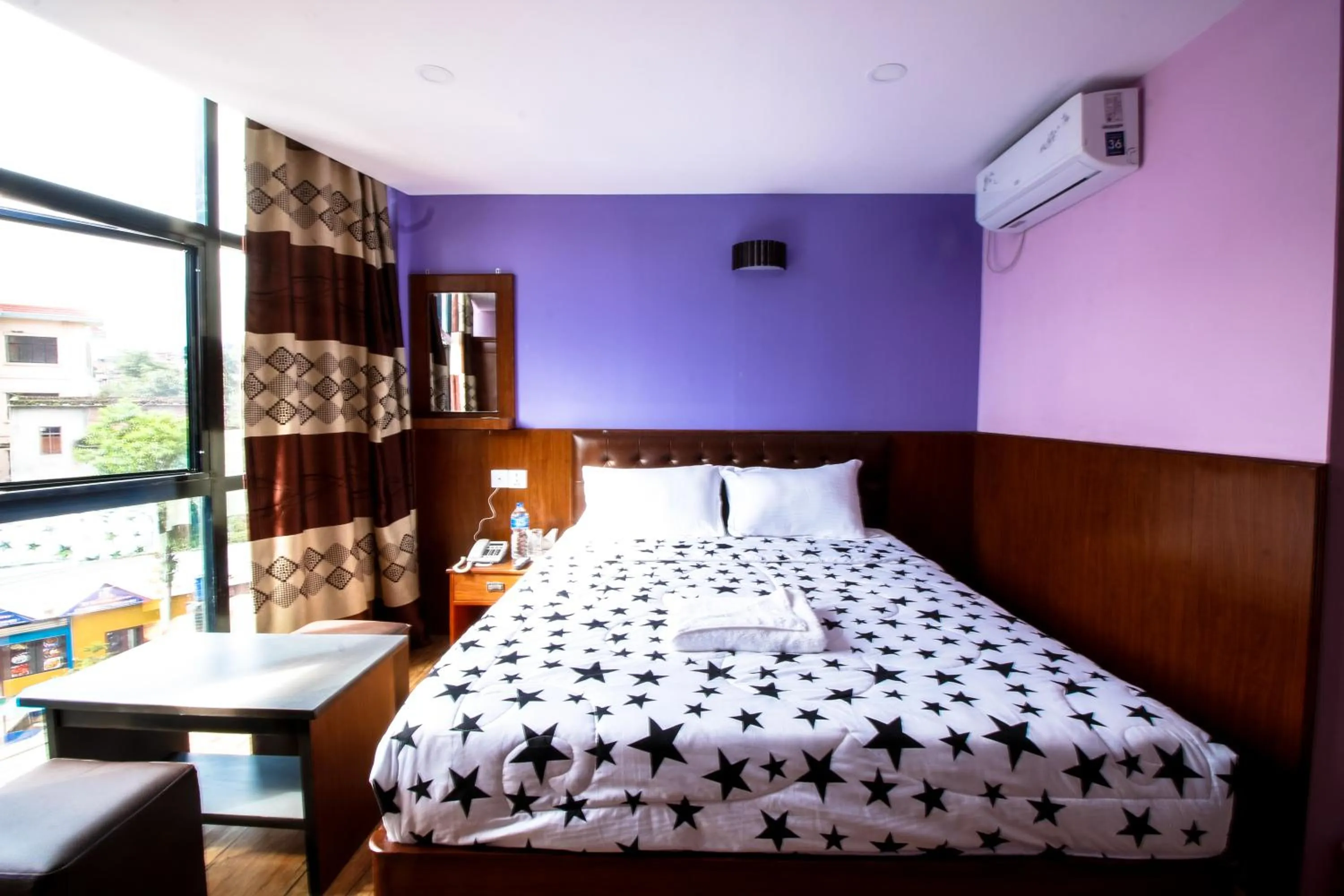 Bedroom, Bed in Everest Holiday Inn