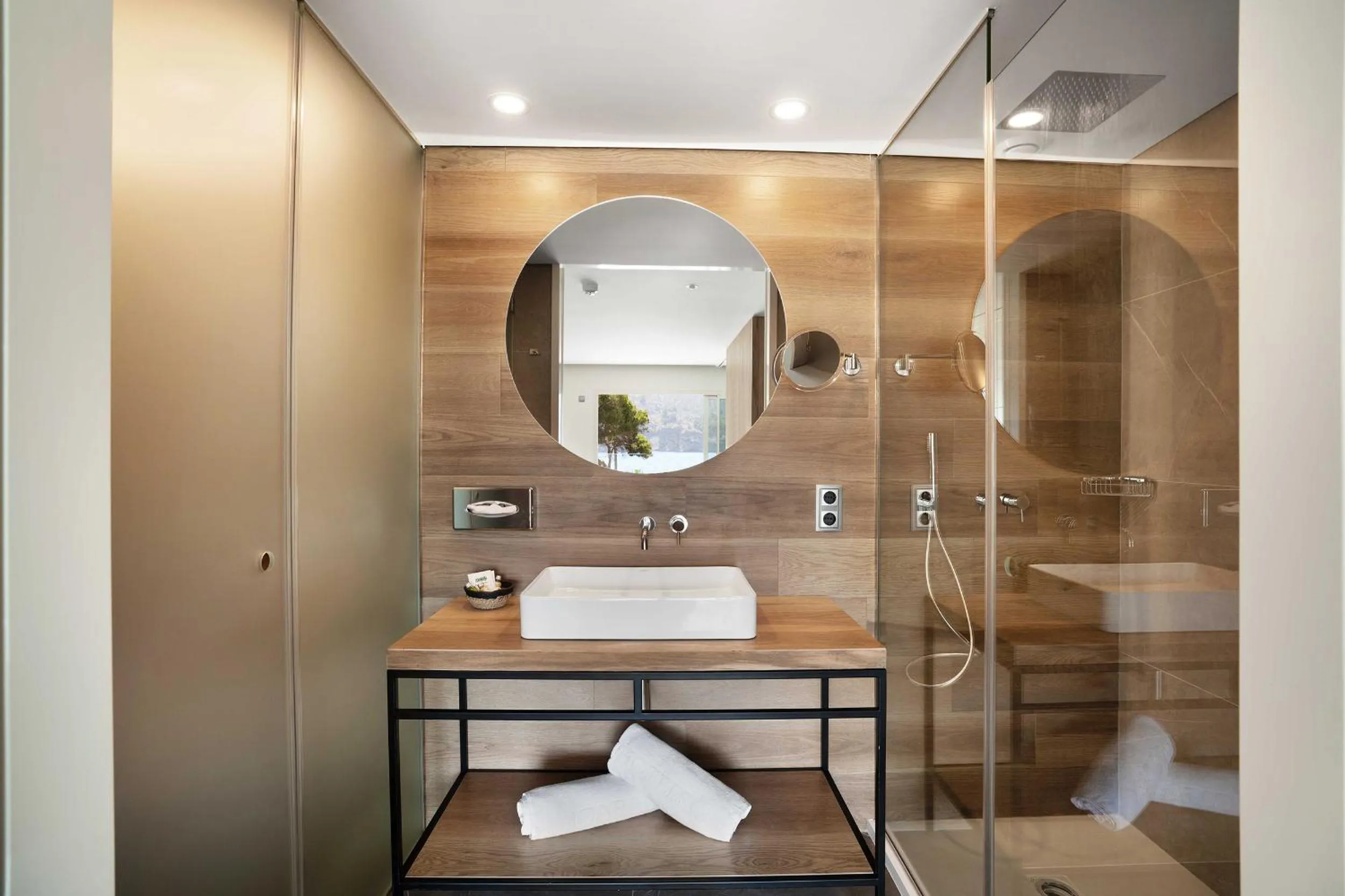 Shower in Bahia Suites Camp de Mar