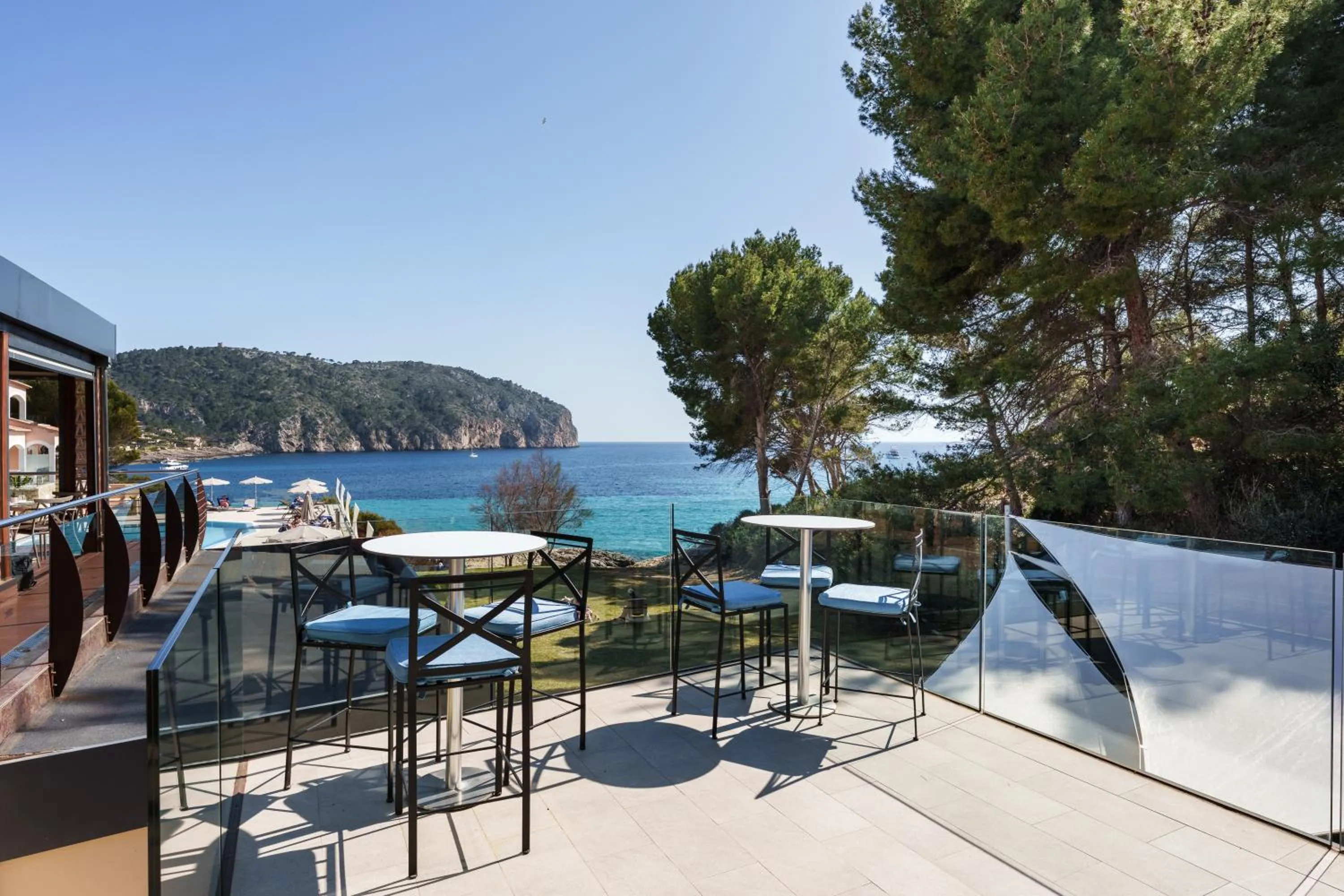 Restaurant/places to eat in Bahia Suites Camp de Mar