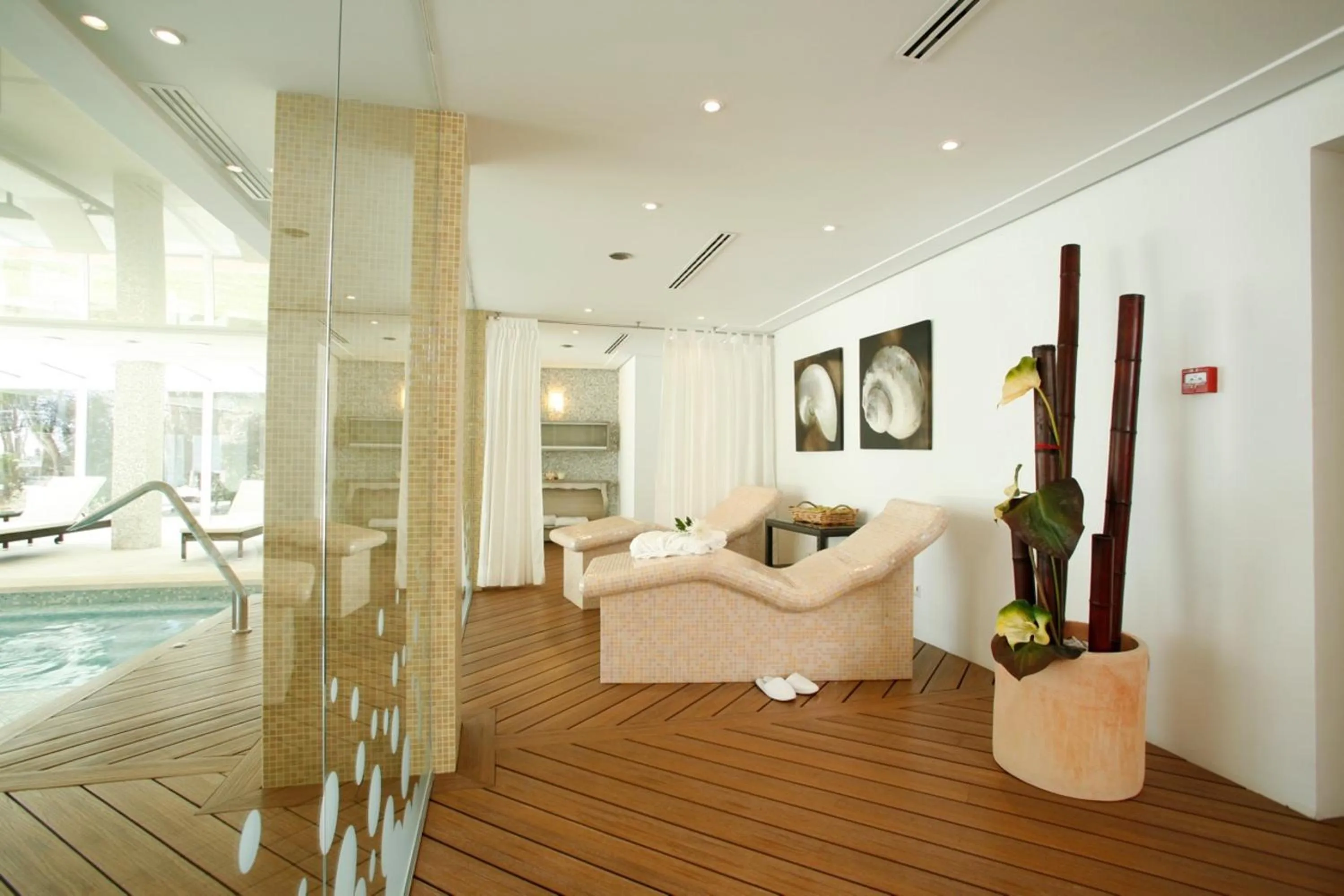 Spa and wellness centre/facilities in Bahia Suites Camp de Mar