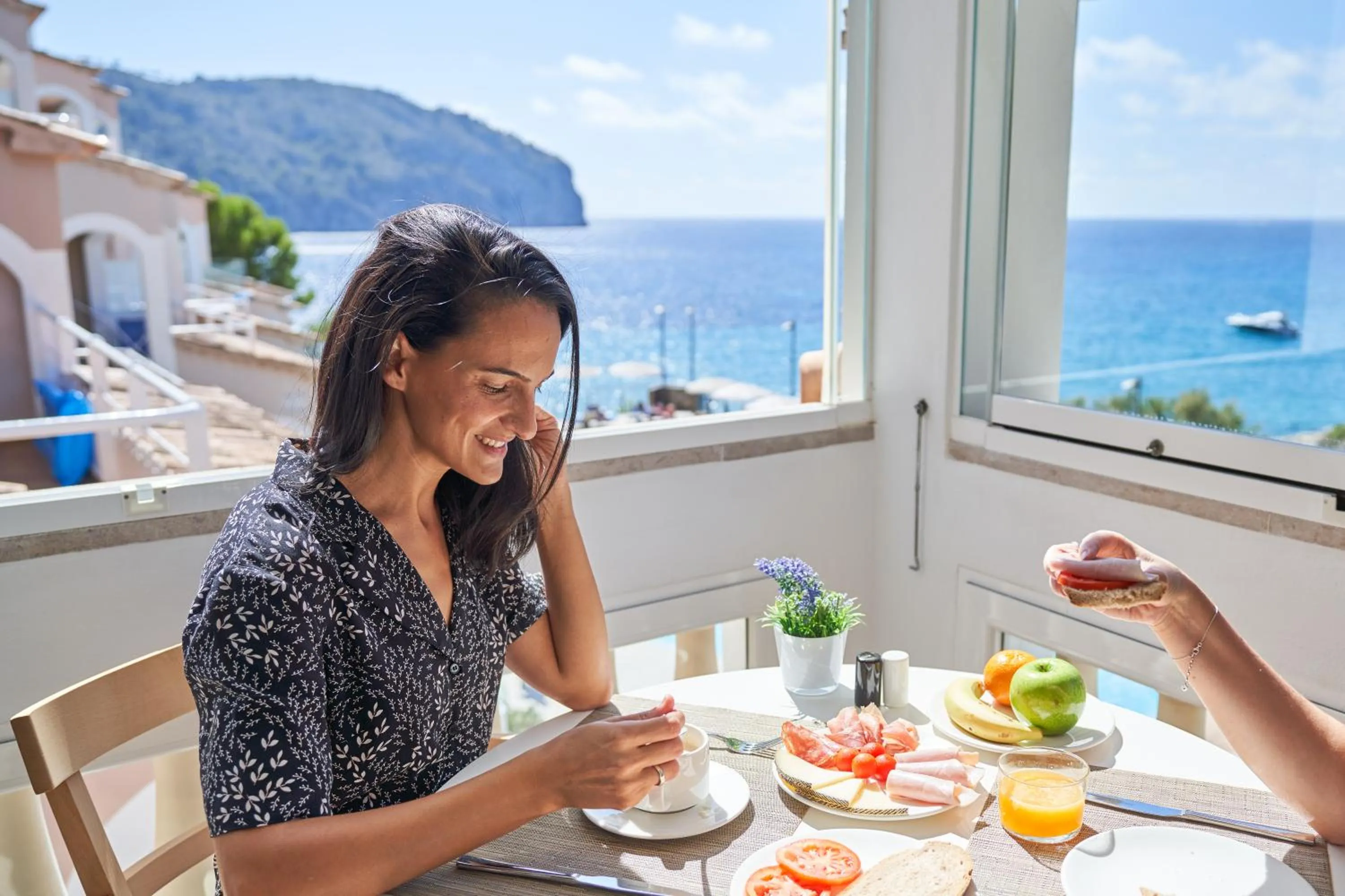 Food and drinks in Bahia Suites Camp de Mar