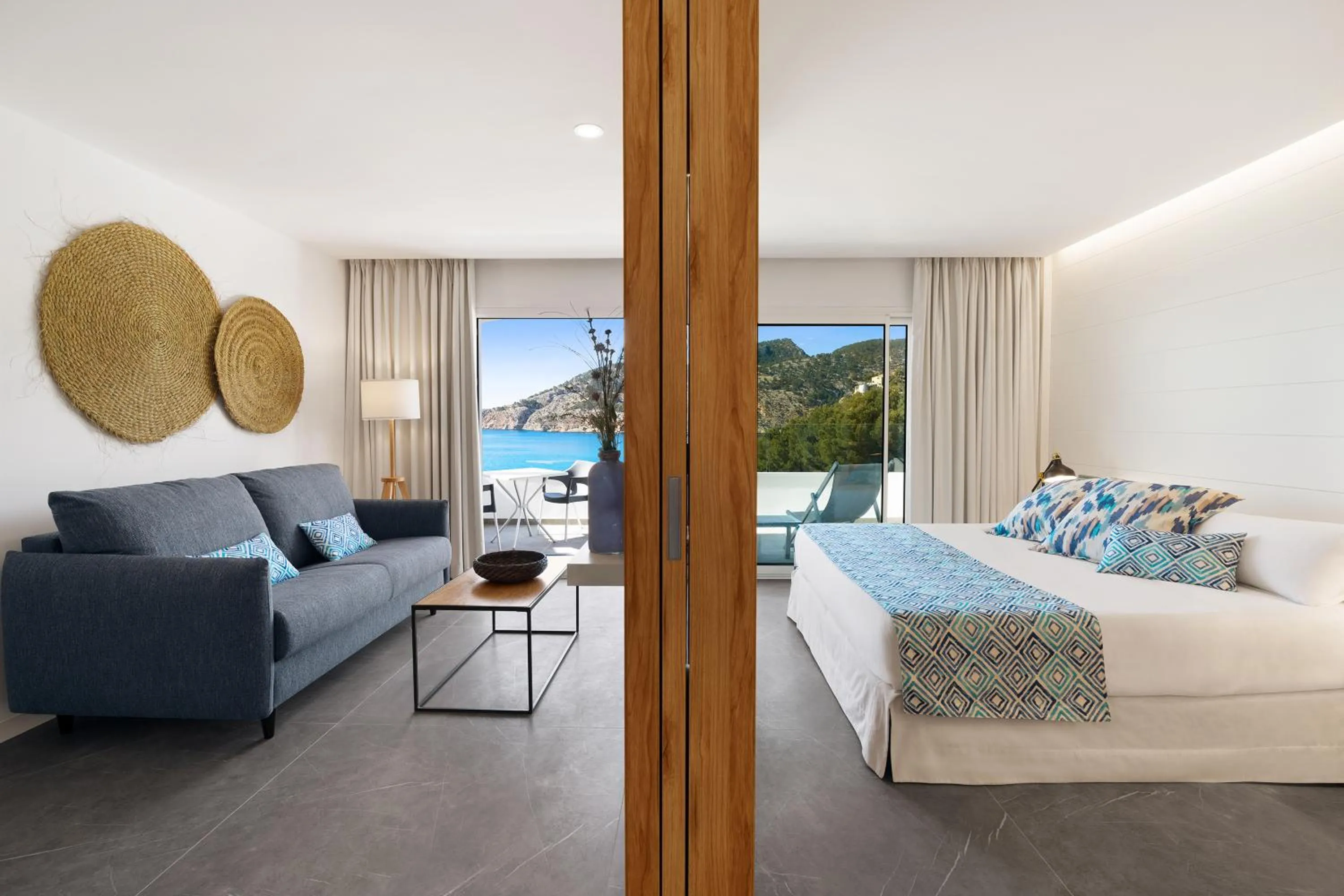 Balcony/Terrace, Bed in Bahia Suites Camp de Mar