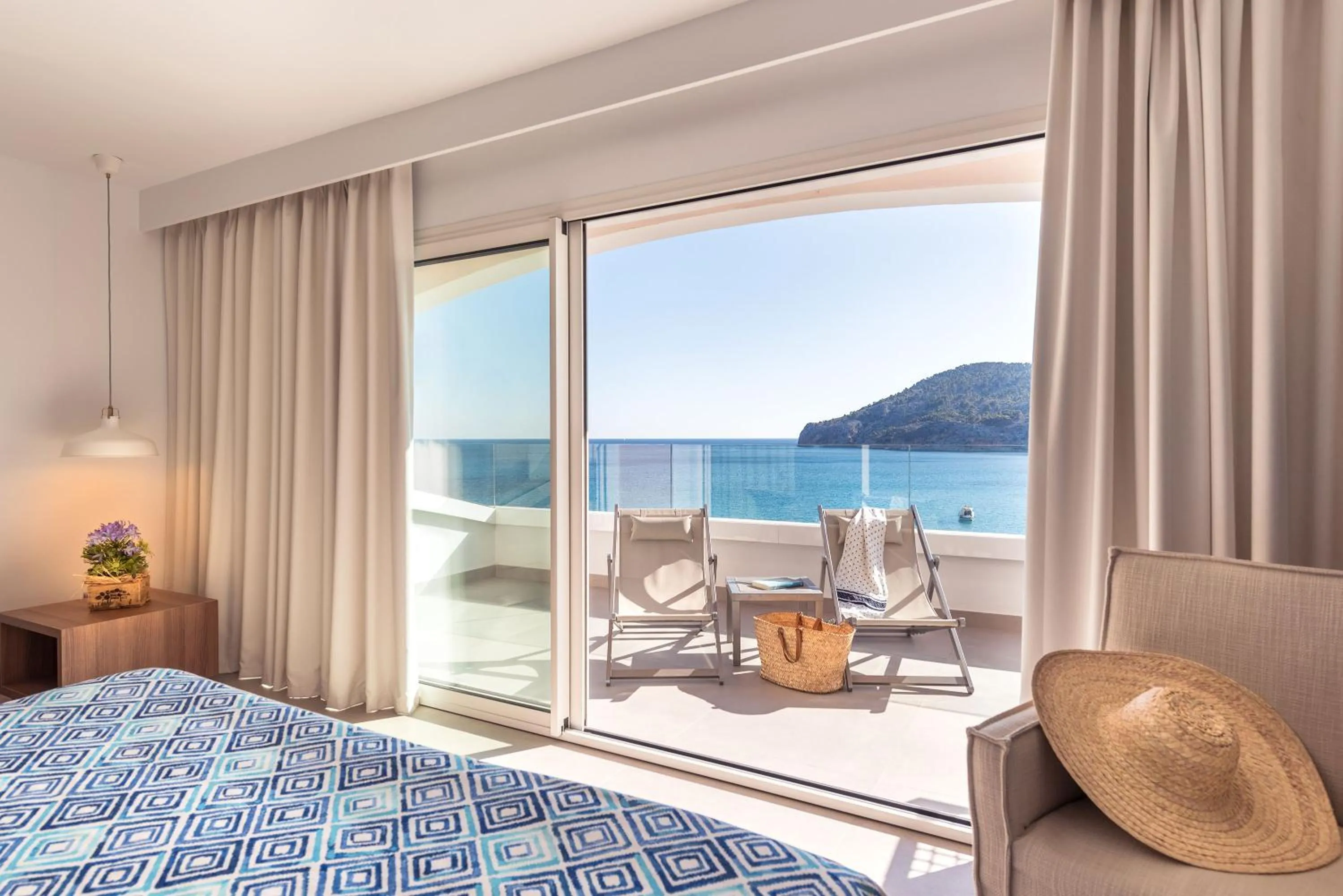 Day, Bed in Bahia Suites Camp de Mar