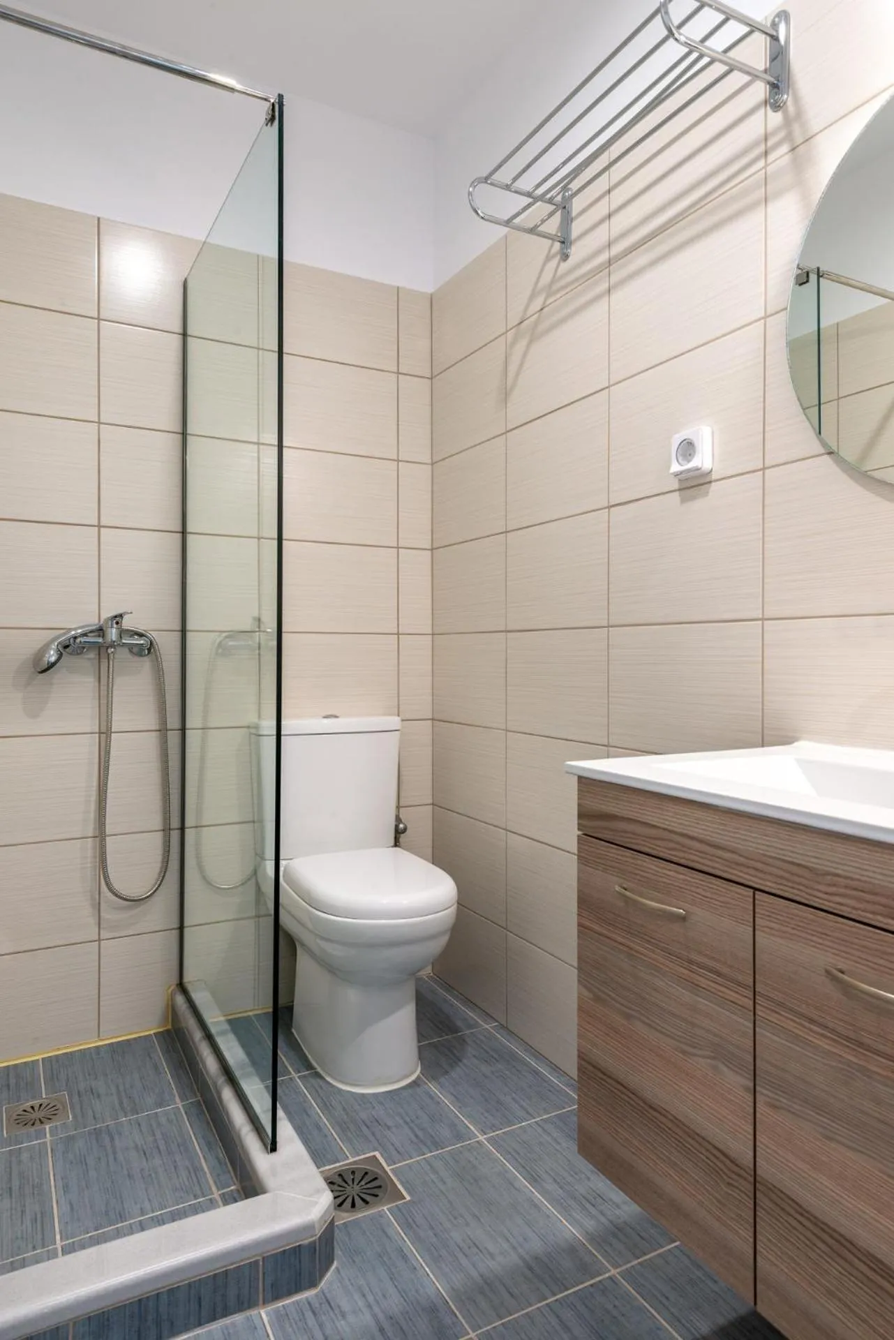 Shower in Egialion Iqia
