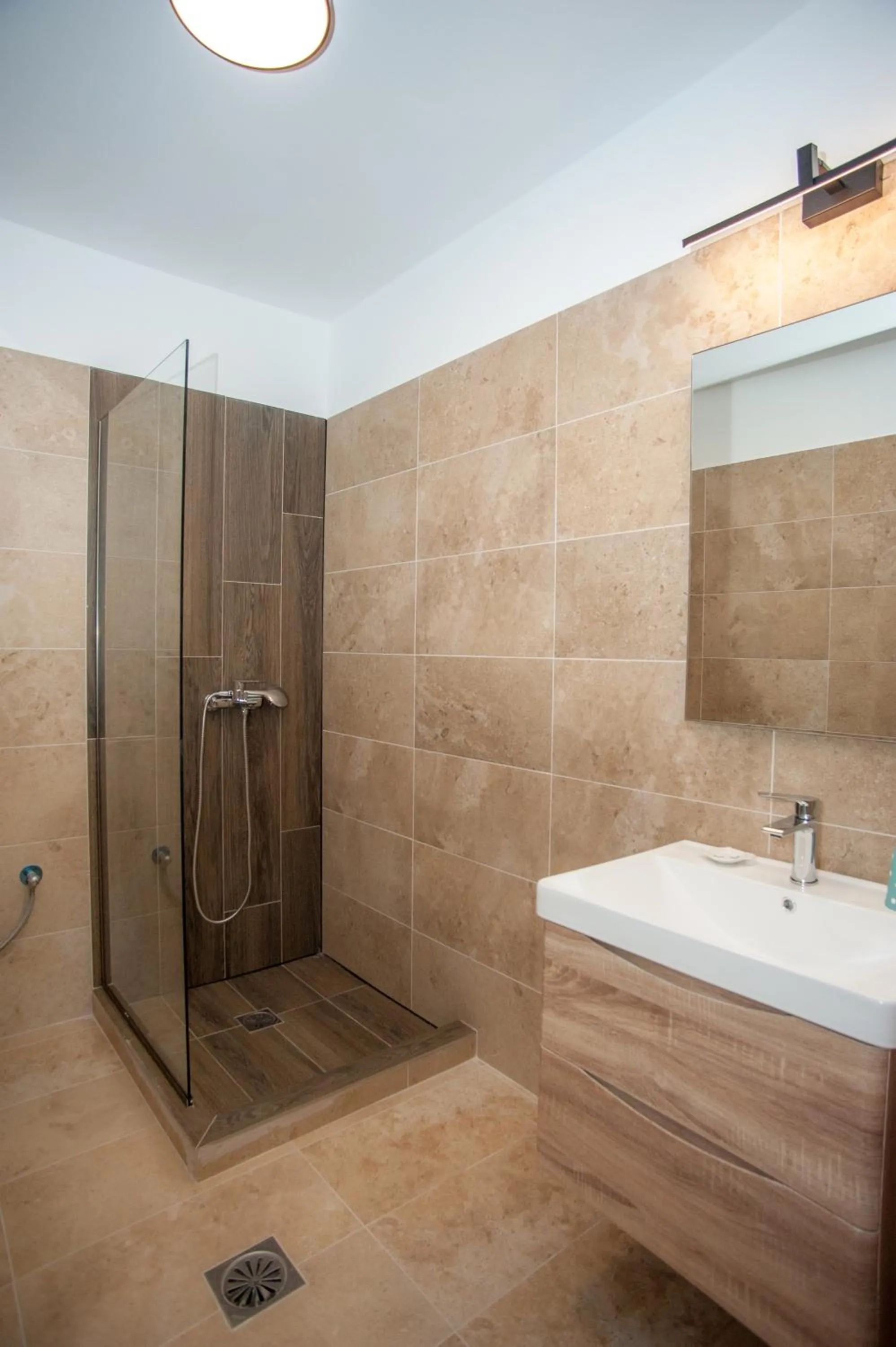 Shower in Egialion Iqia