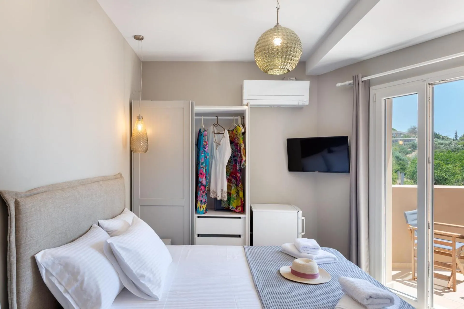 Photo of the whole room, Bed in Egialion Iqia