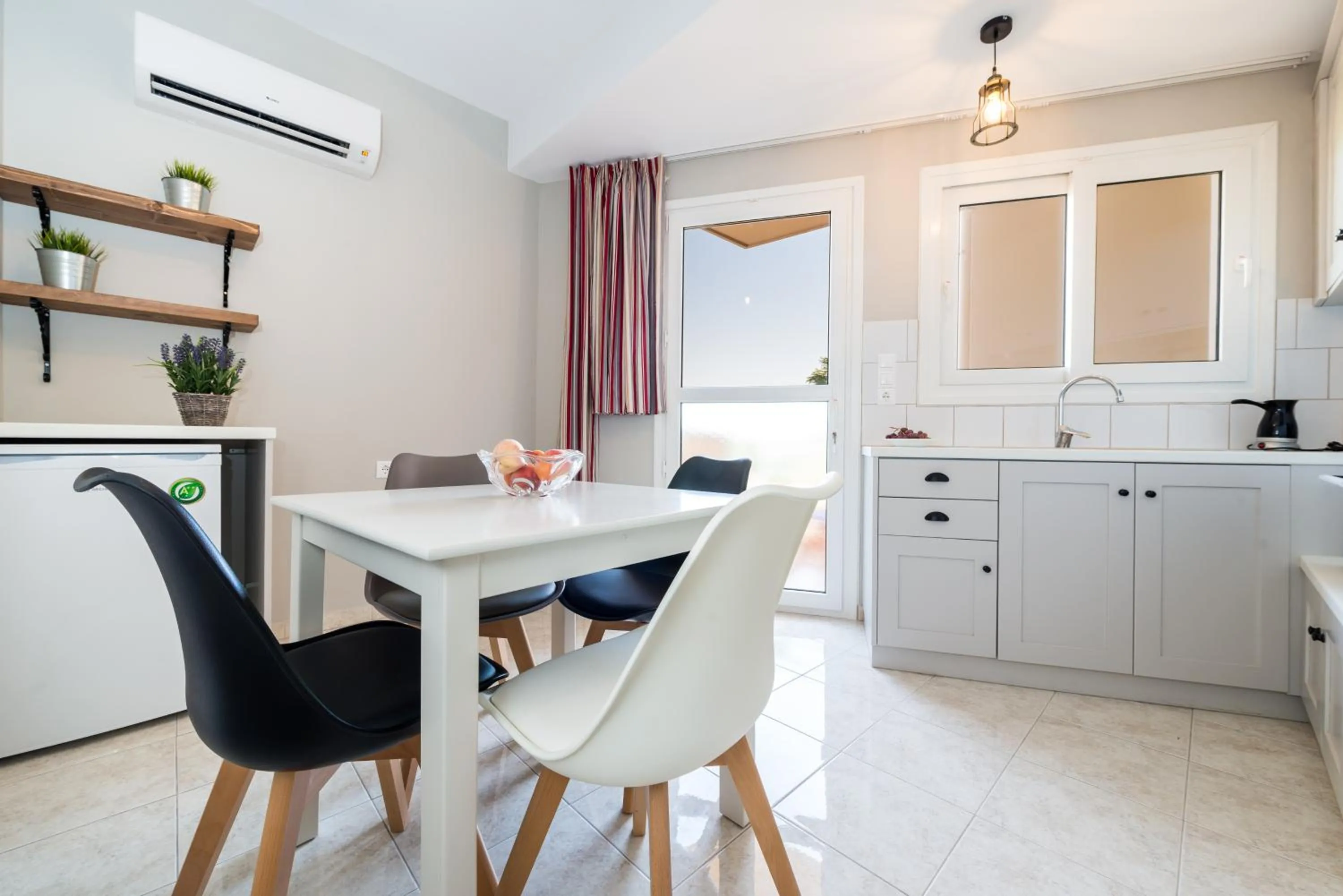 Kitchen or kitchenette in Egialion Iqia