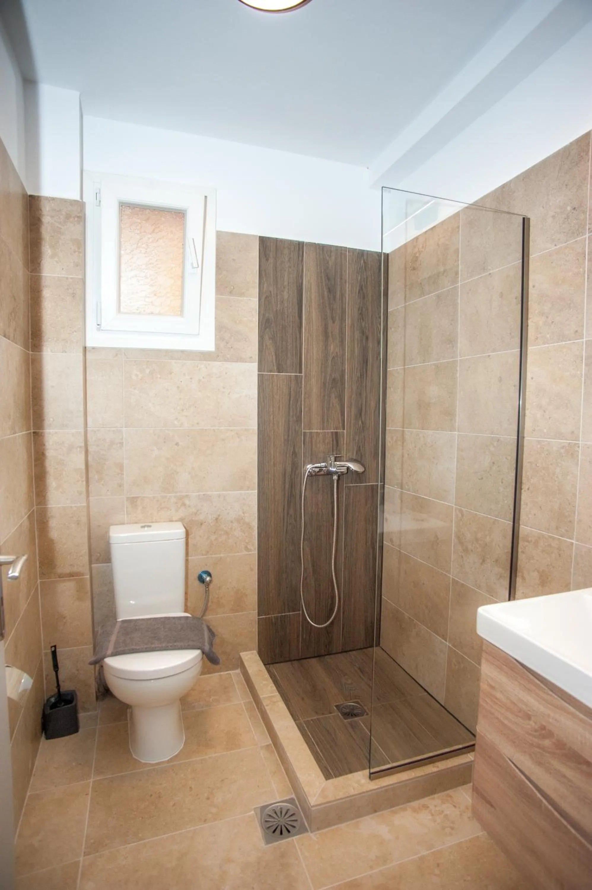 Shower in Egialion Iqia