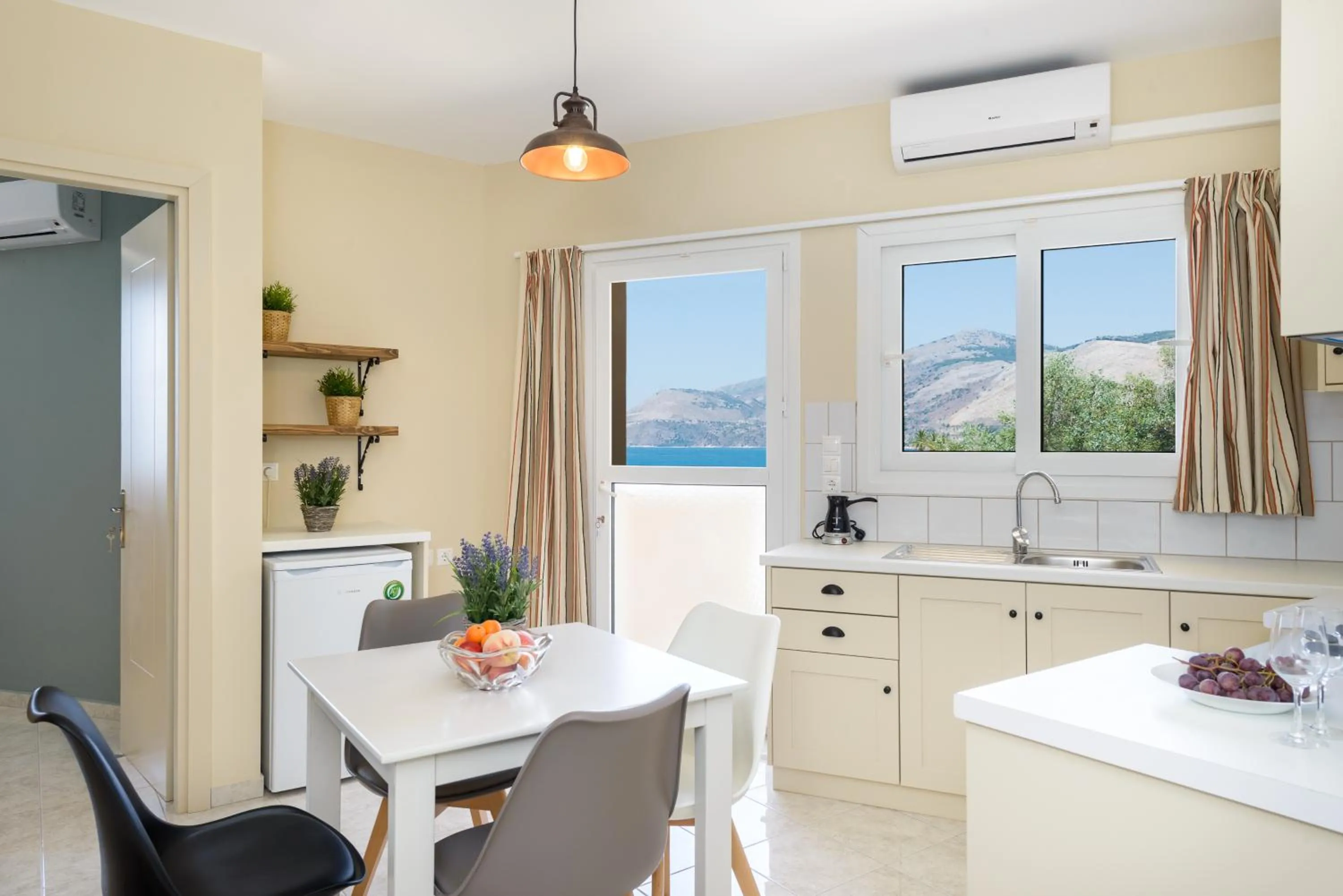 Kitchen or kitchenette in Egialion Iqia
