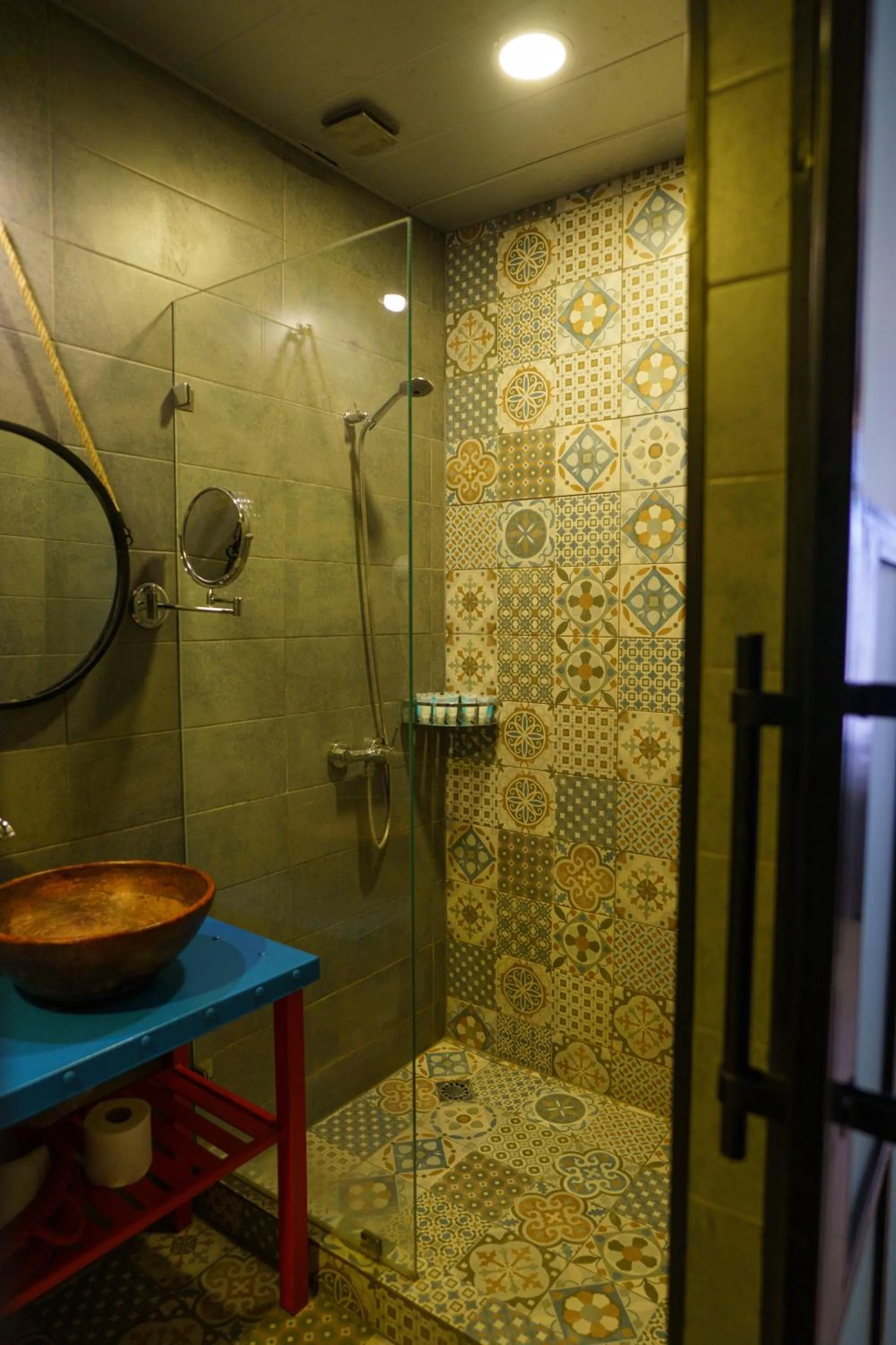 Shower in Boulevardside