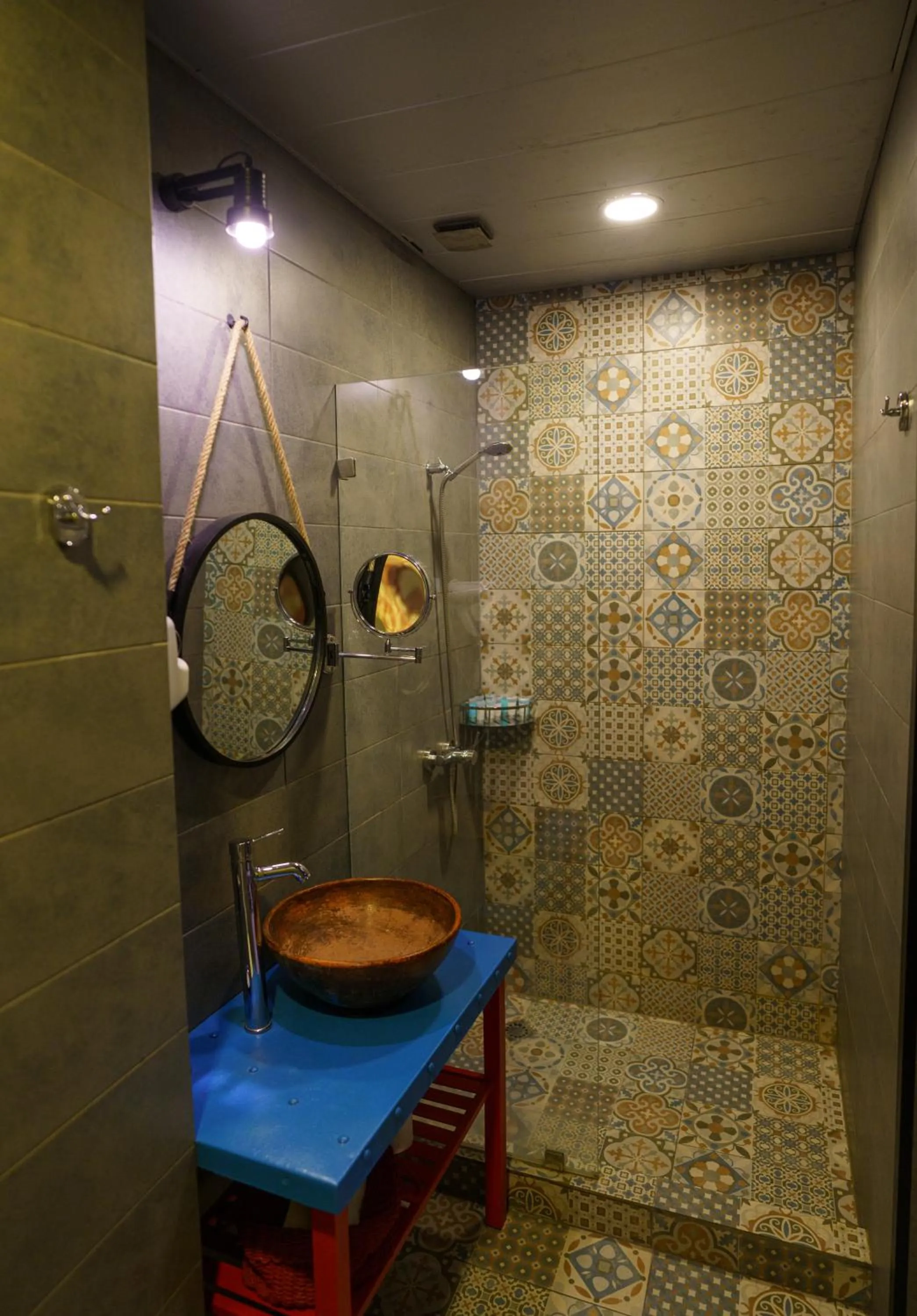 Shower in Boulevardside