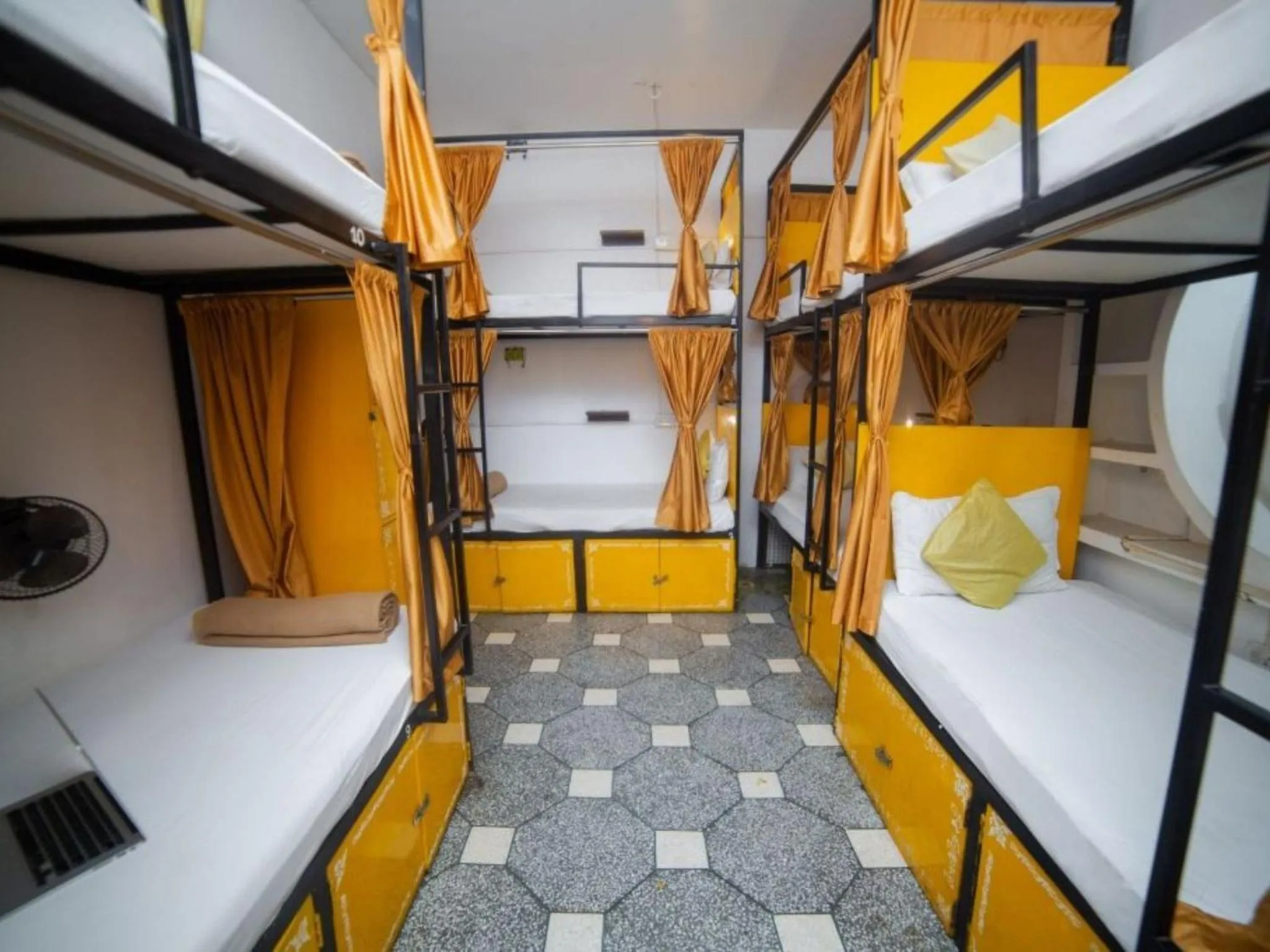 Bed in Moustache Varanasi