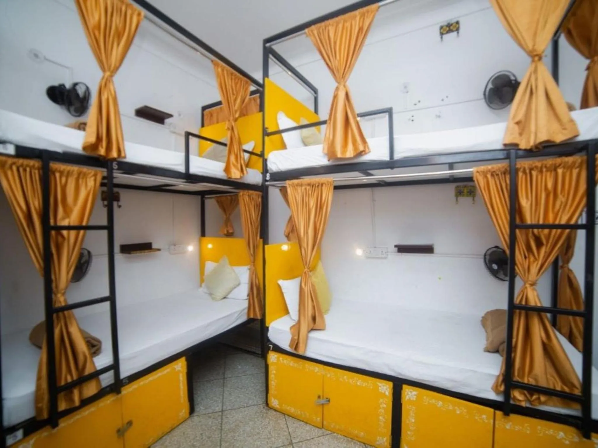 Bed in Moustache Varanasi