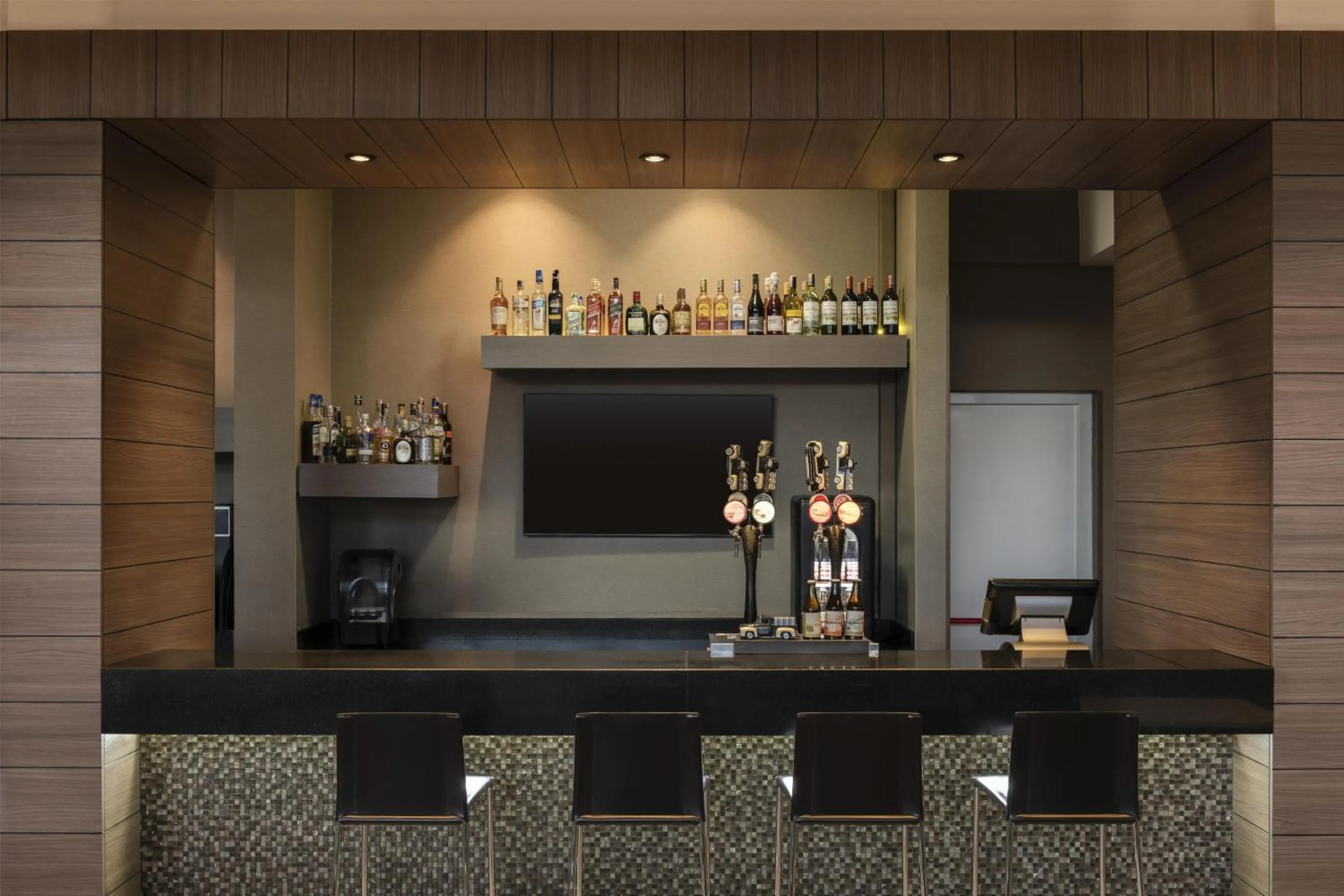 Lounge or bar in Hampton By Hilton Bogota Airport