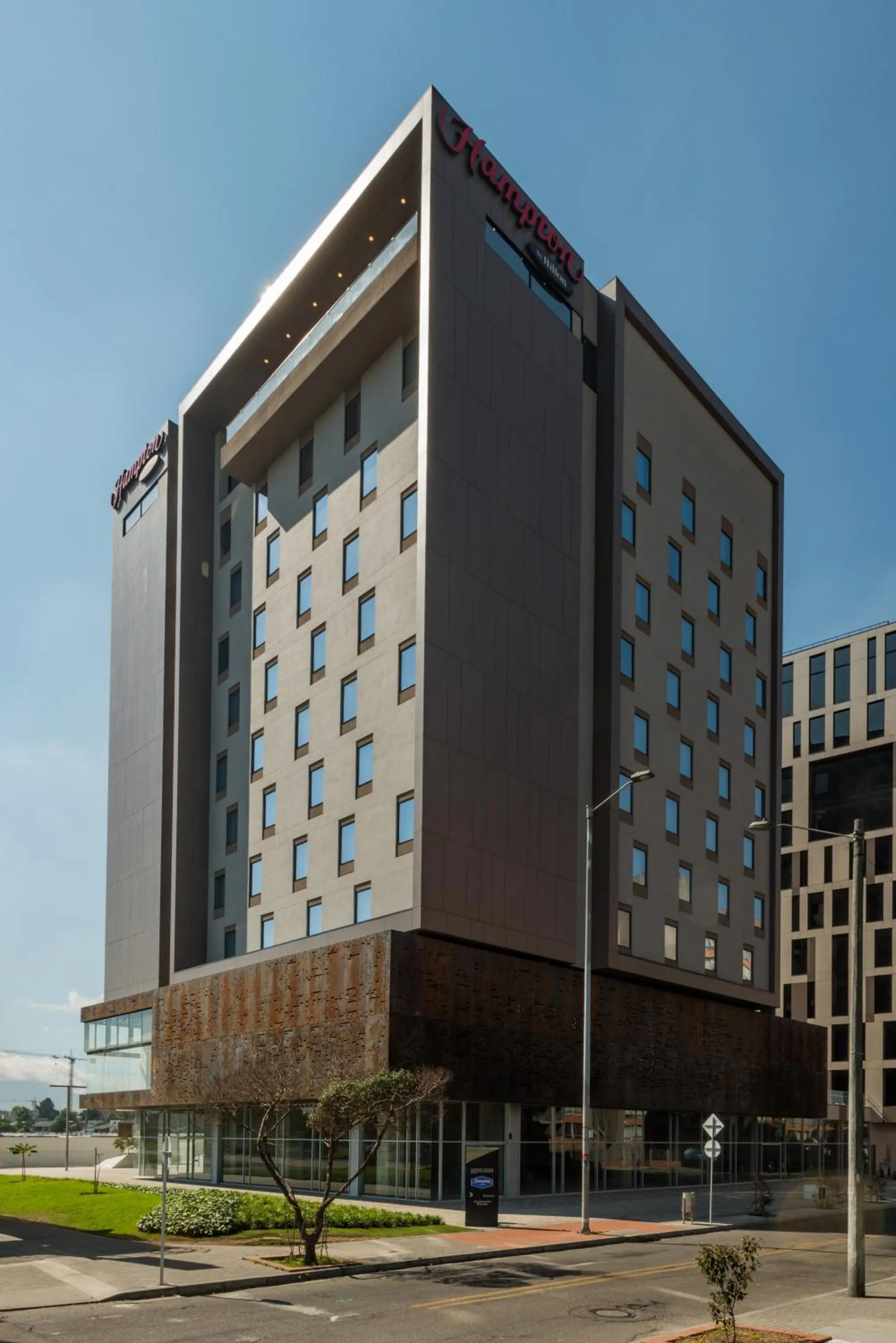 Property building in Hampton By Hilton Bogota Airport
