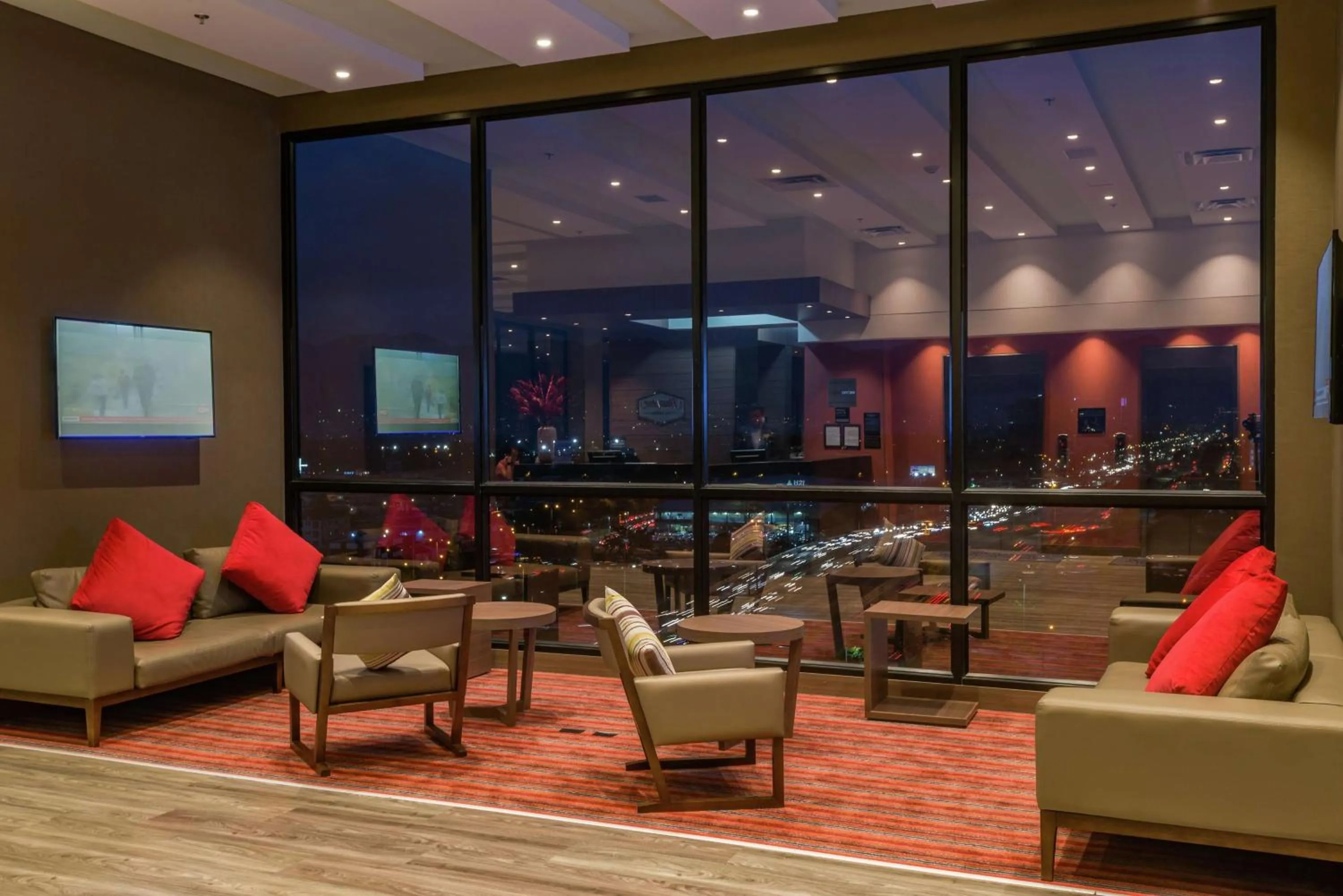 Communal lounge/ TV room in Hampton By Hilton Bogota Airport