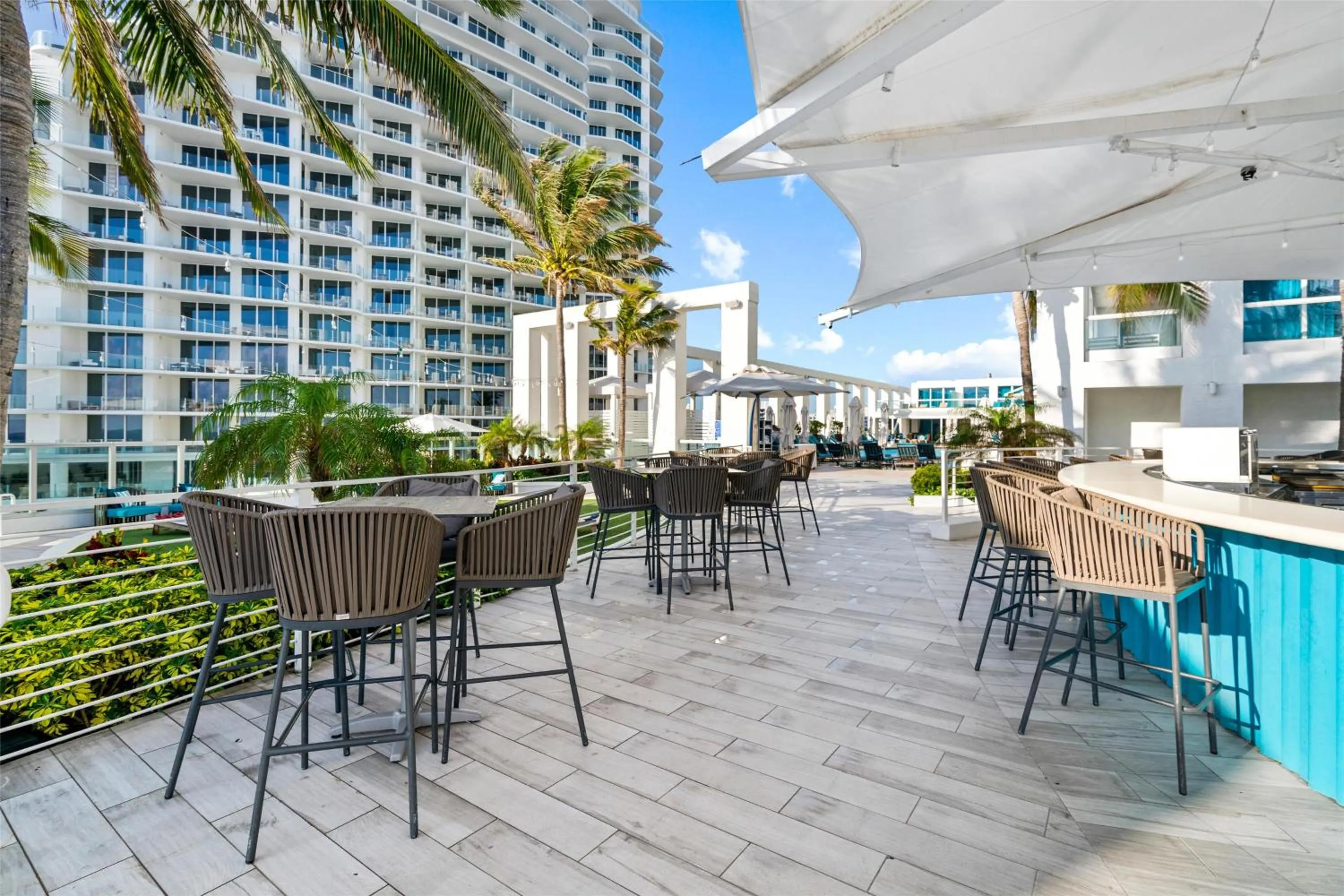 Lounge or bar in Conrad Fort Lauderdale Beach
