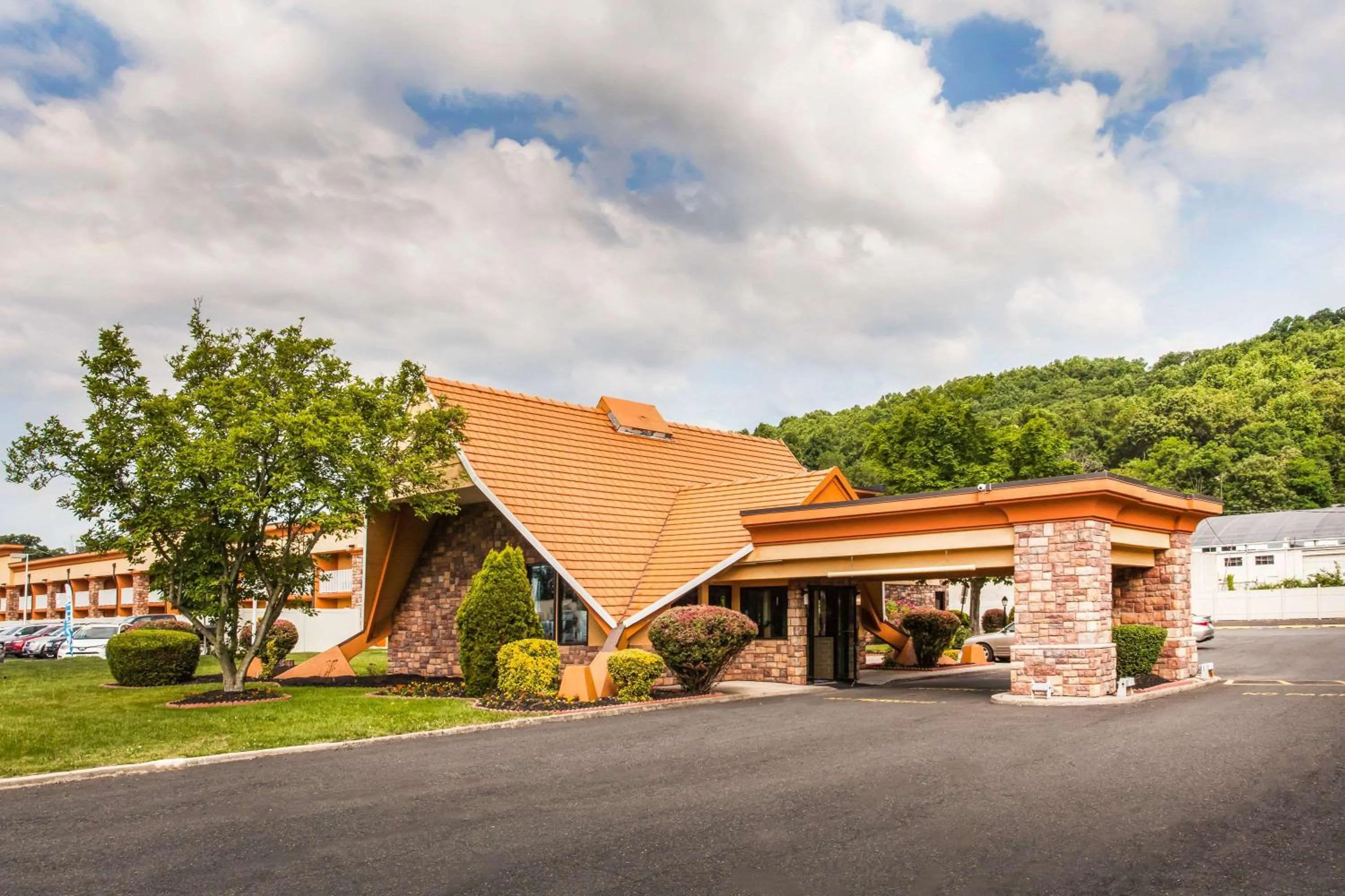 Property building in Howard Johnson by Wyndham North Plainfield