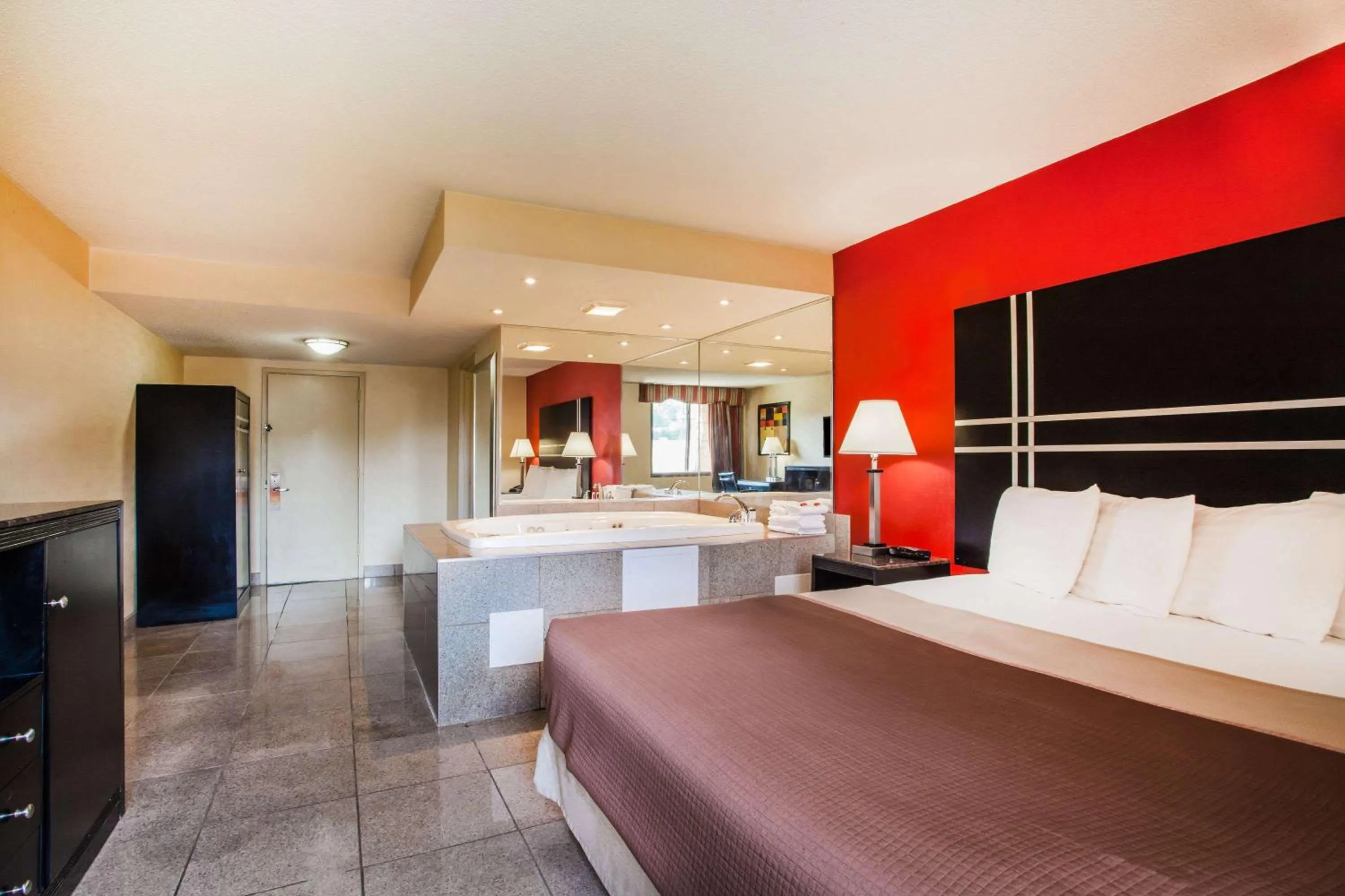 Photo of the whole room, Bed in Howard Johnson by Wyndham North Plainfield