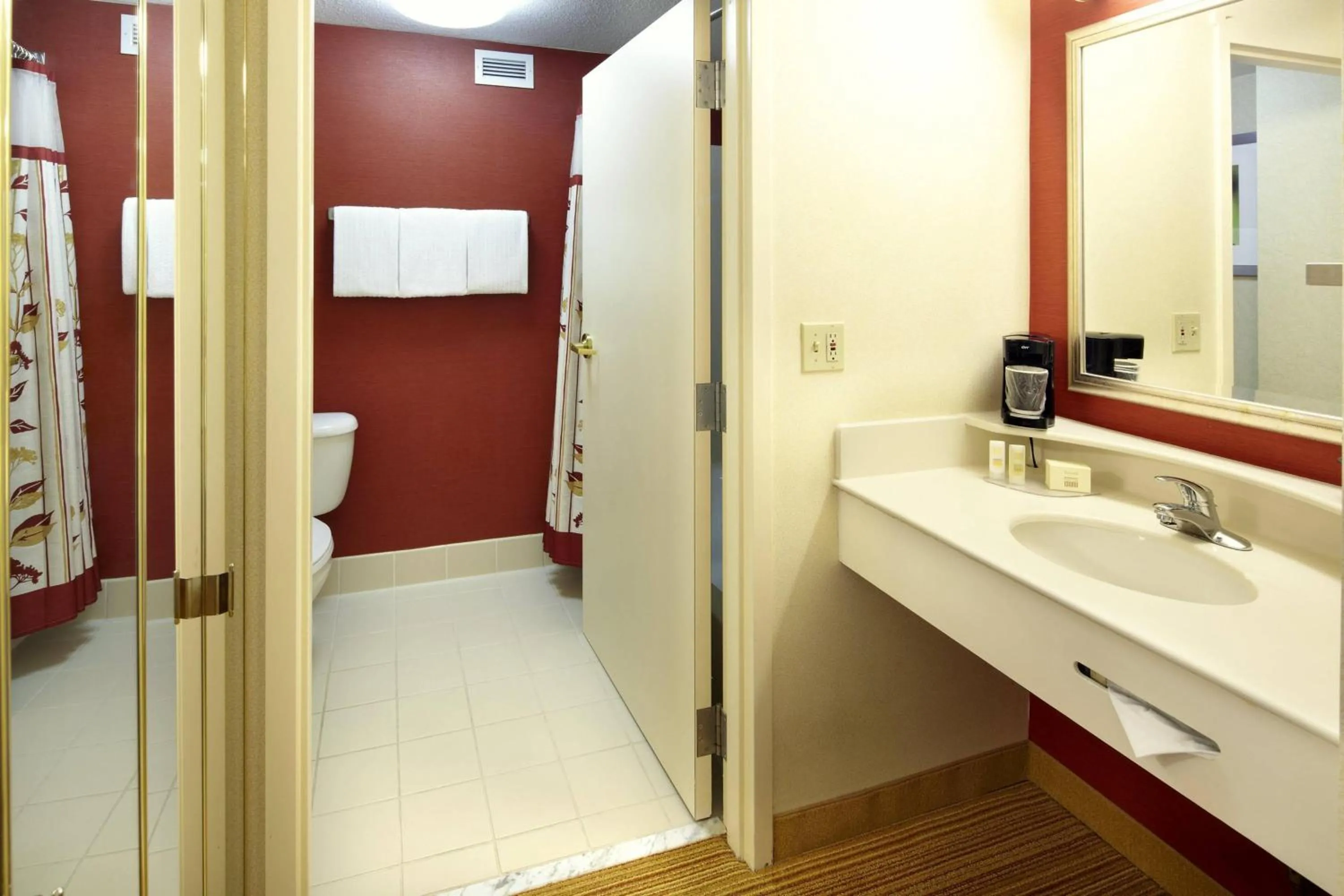 Bathroom in Courtyard by Marriott Toronto Mississauga/Meadowvale