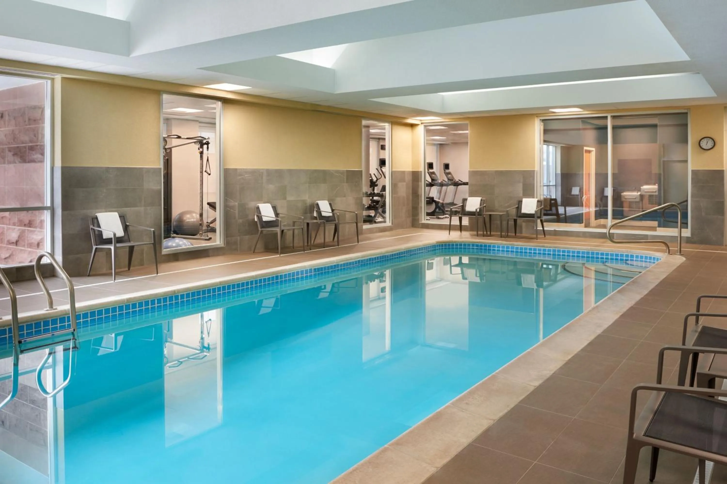 Swimming pool in Courtyard by Marriott Toronto Mississauga/Meadowvale