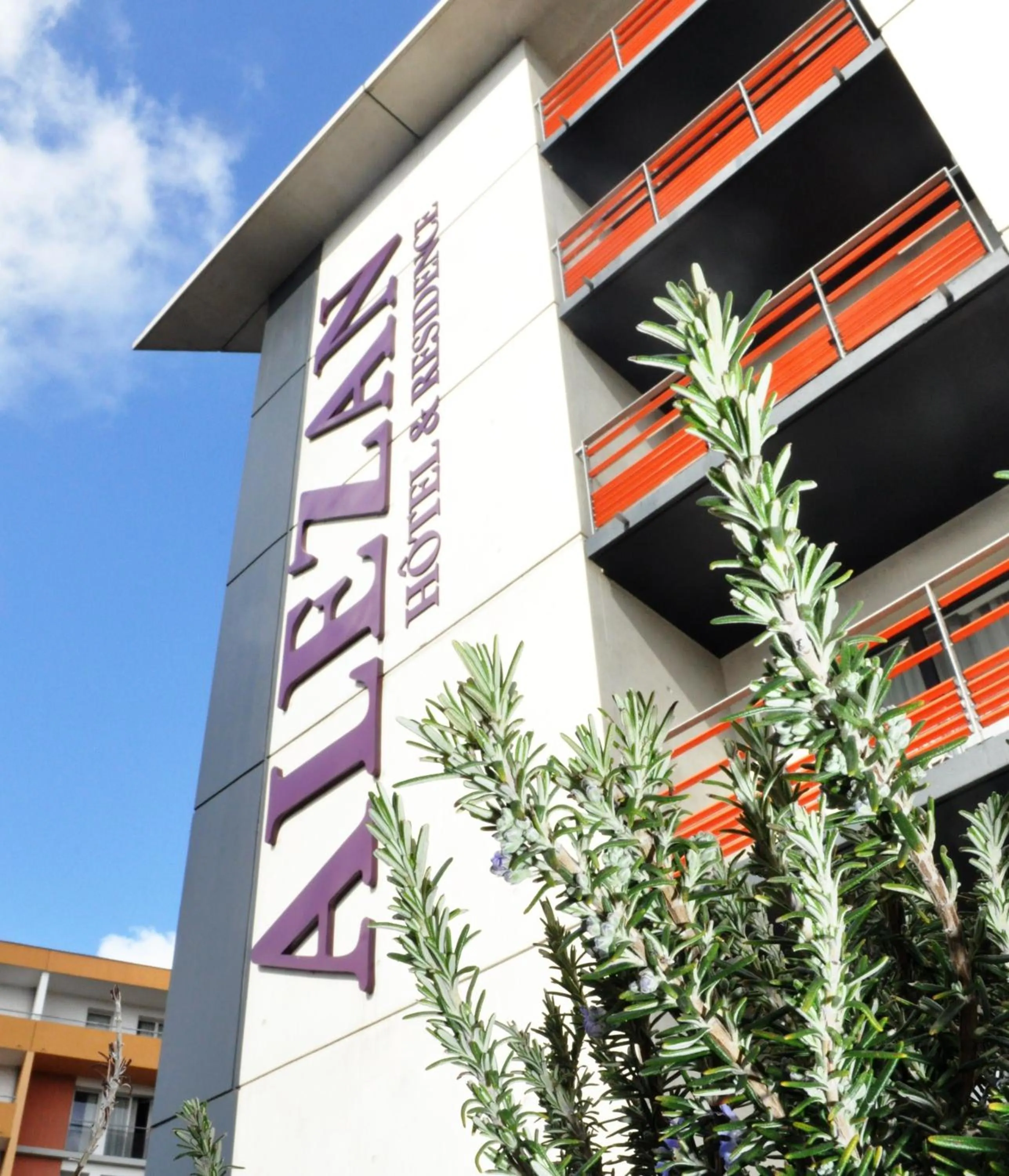 Facade/entrance in Alezan Hôtel & Résidence