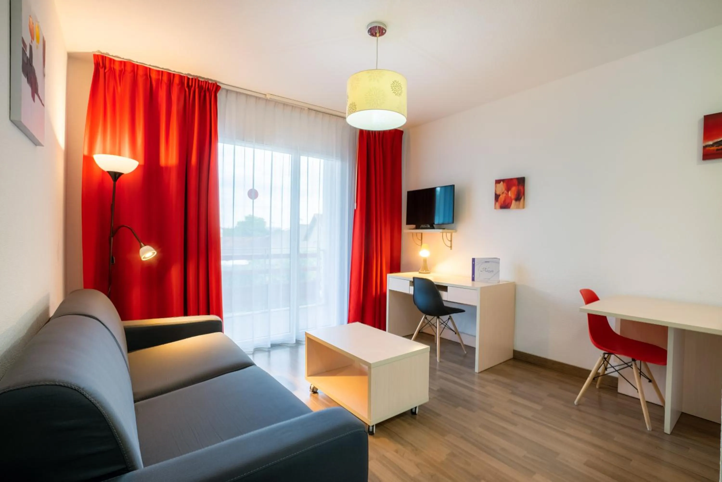 TV and multimedia in Alezan Hôtel & Résidence