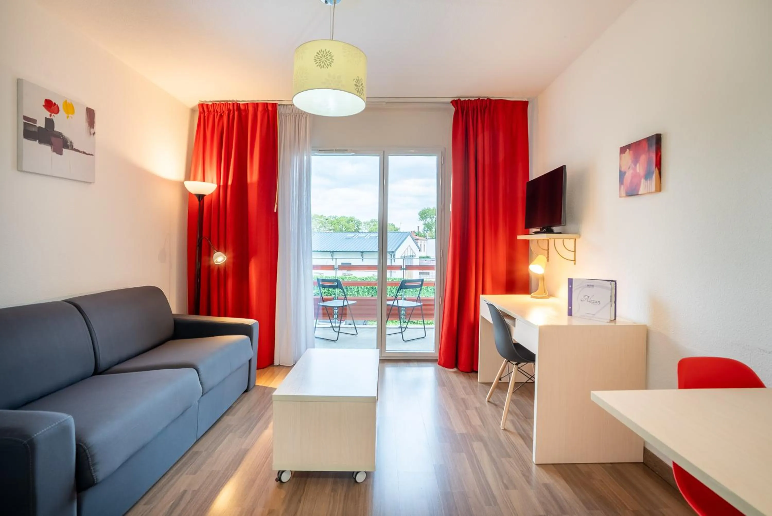 TV and multimedia in Alezan Hôtel & Résidence