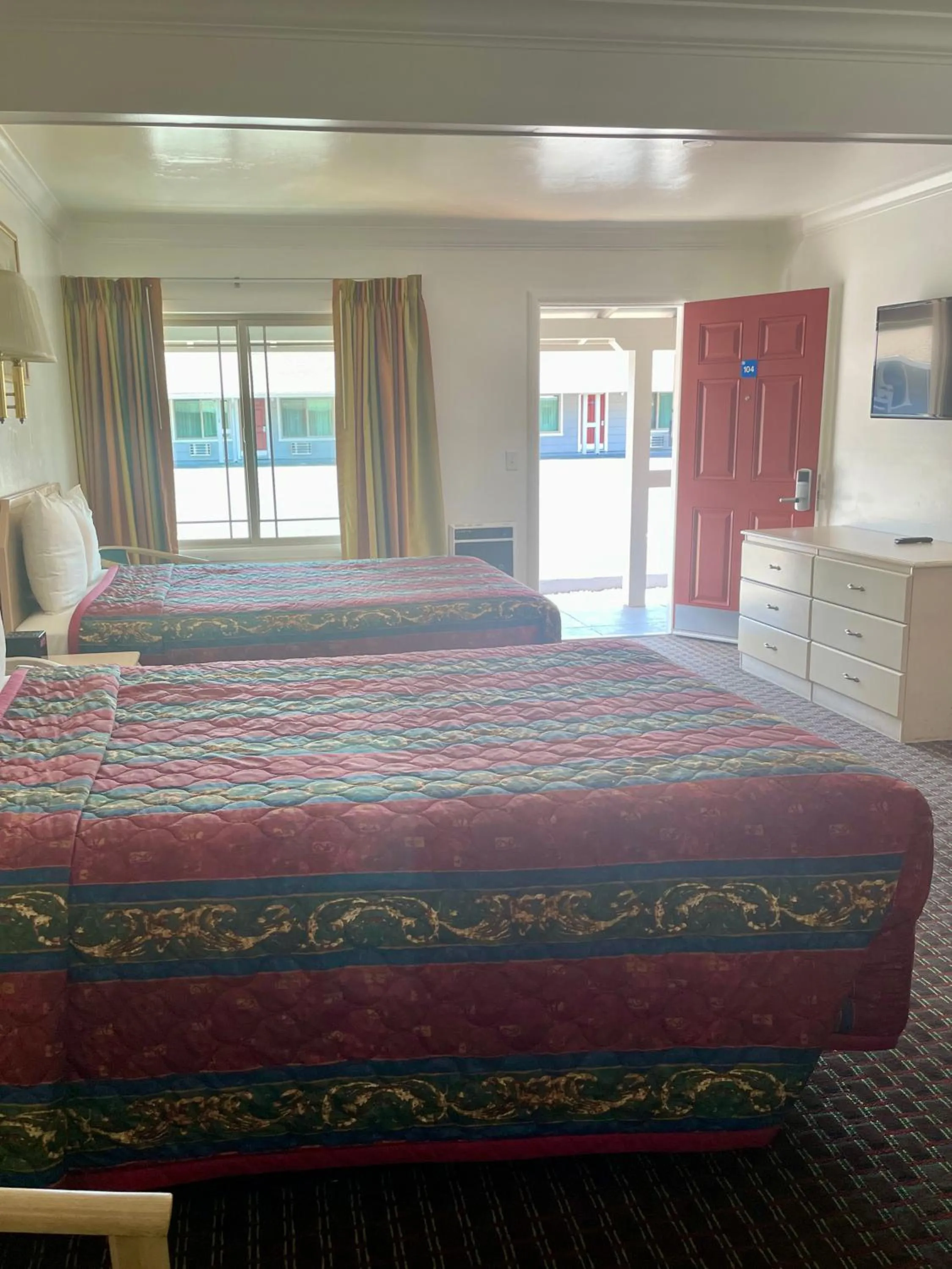 Bed in Lark Motel Willits