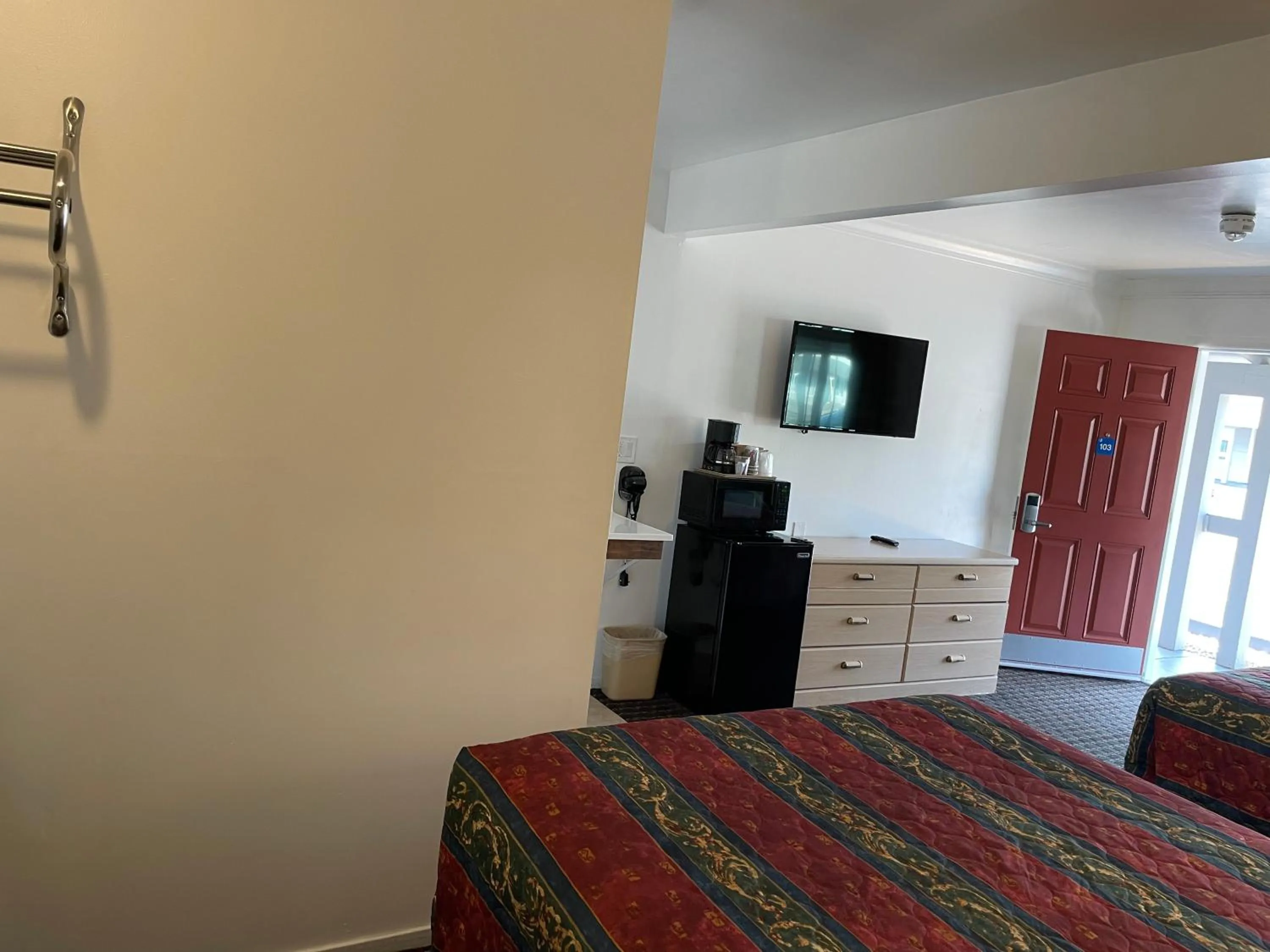 Bed in Lark Motel Willits