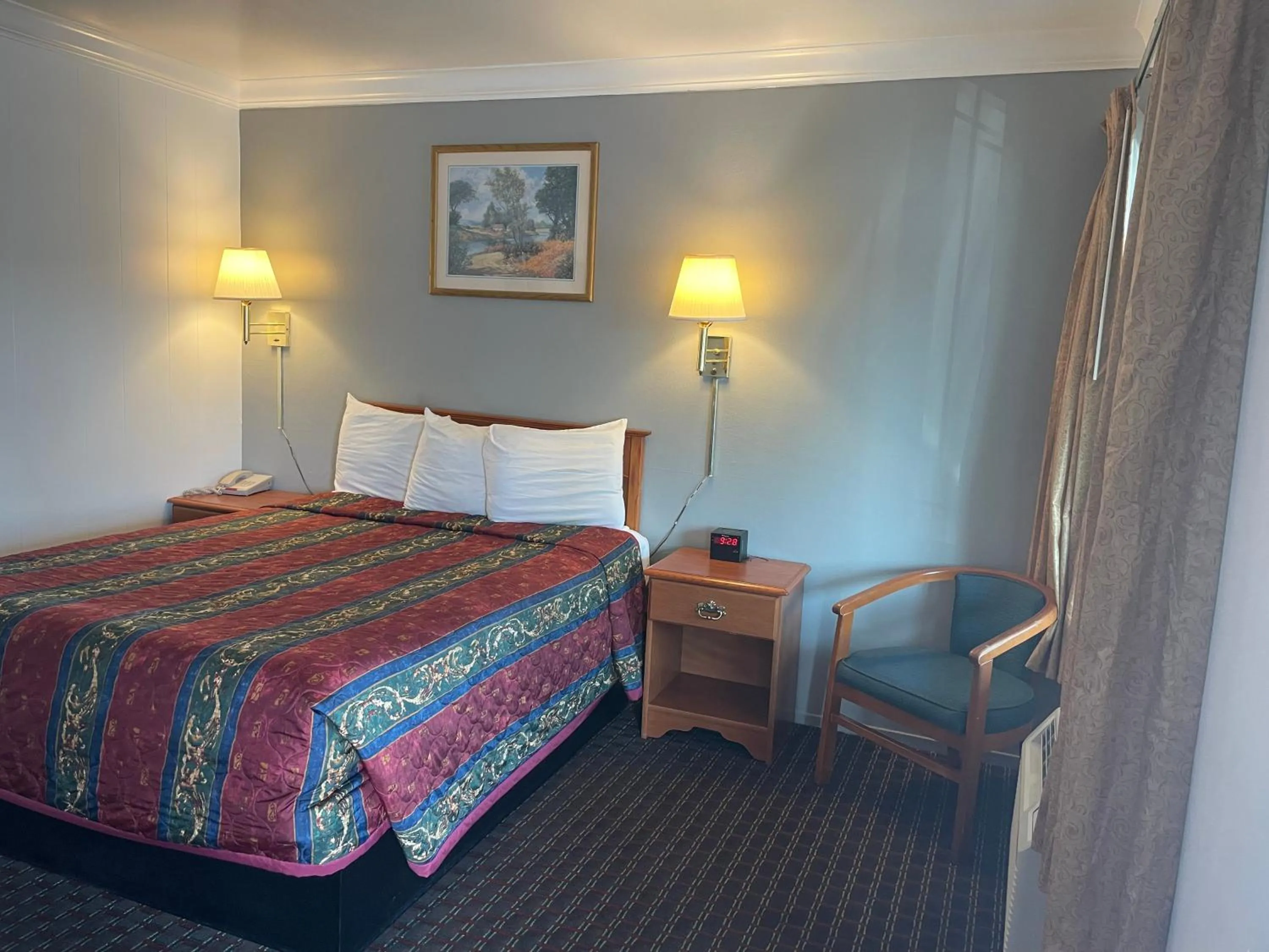 Bed in Lark Motel Willits