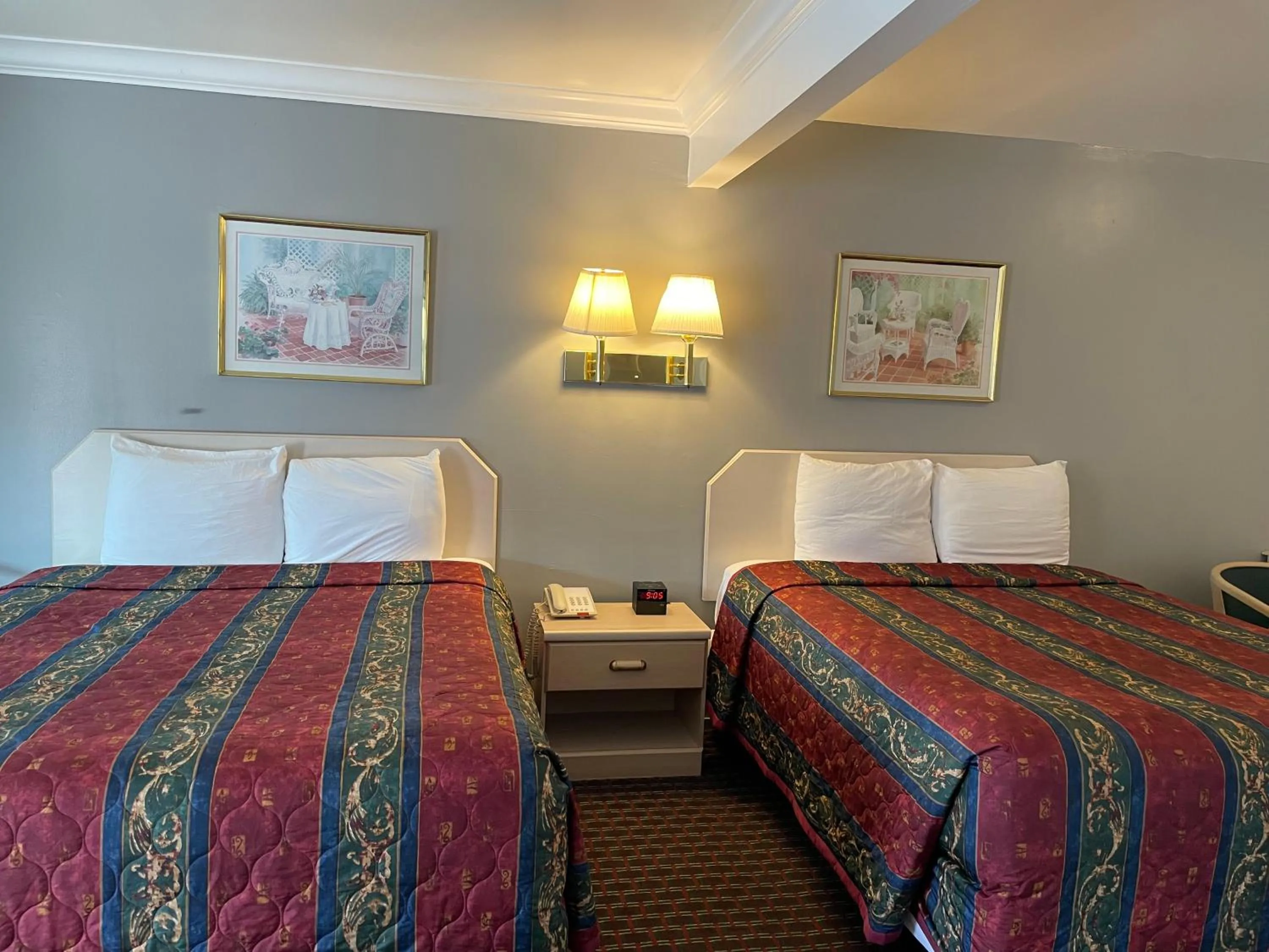 Bed in Lark Motel Willits