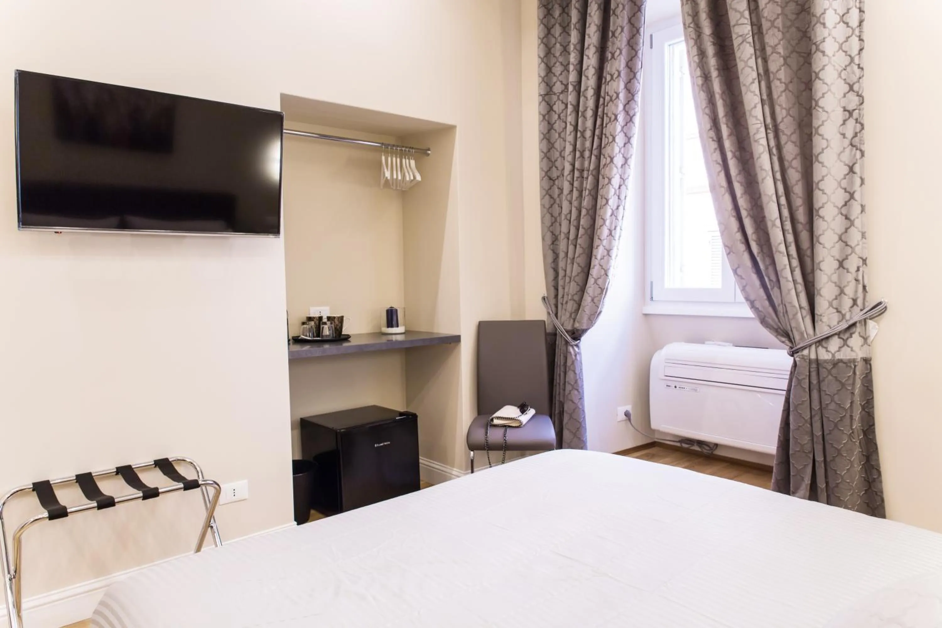 Coffee/tea facilities, Bed in Nazionale Palace Suites