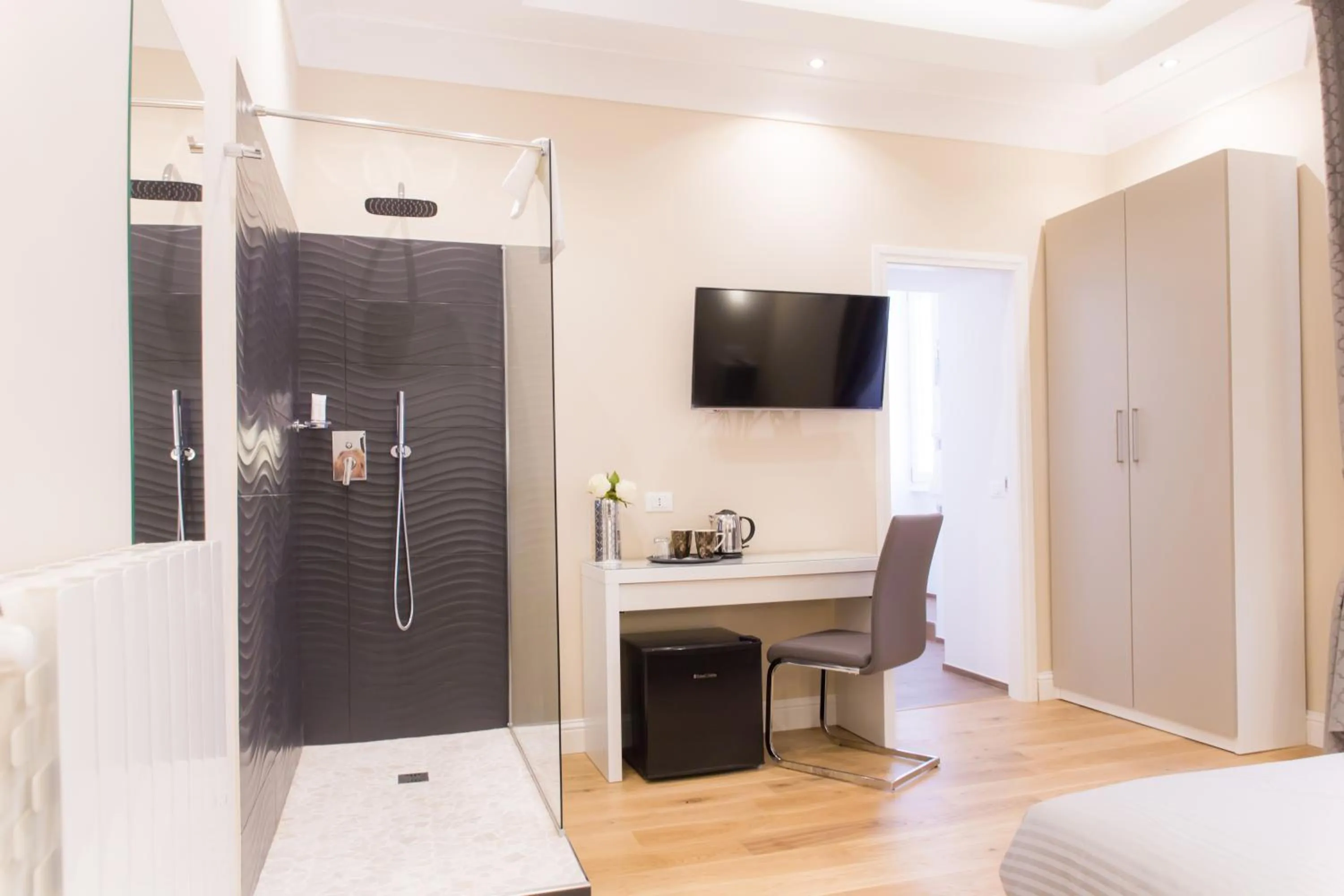 Coffee/tea facilities, Bed in Nazionale Palace Suites