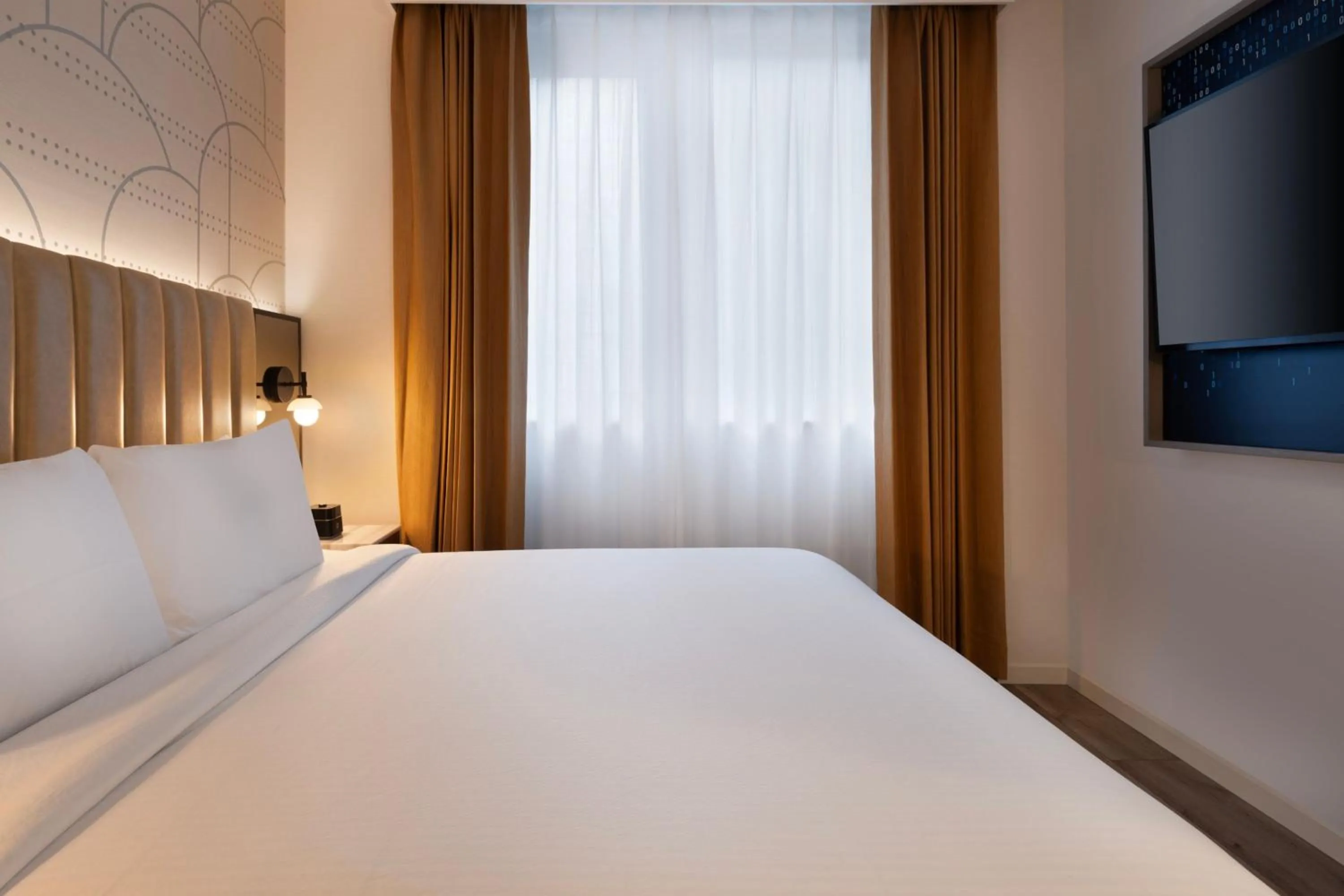 Photo of the whole room, Bed in Courtyard by Marriott New York Manhattan / Soho