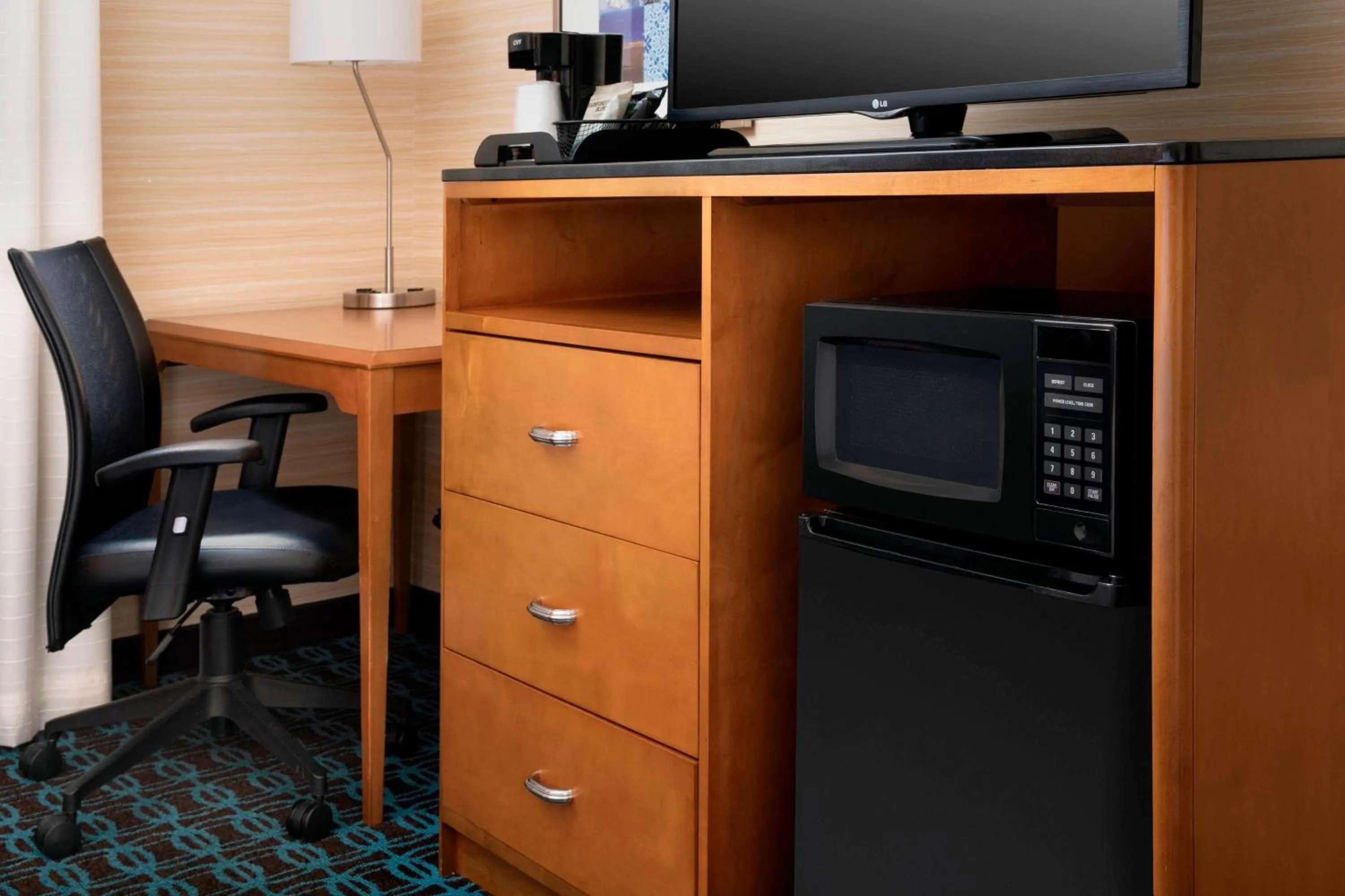 TV and multimedia in Fairfield Inn & Suites Germantown Gaithersburg