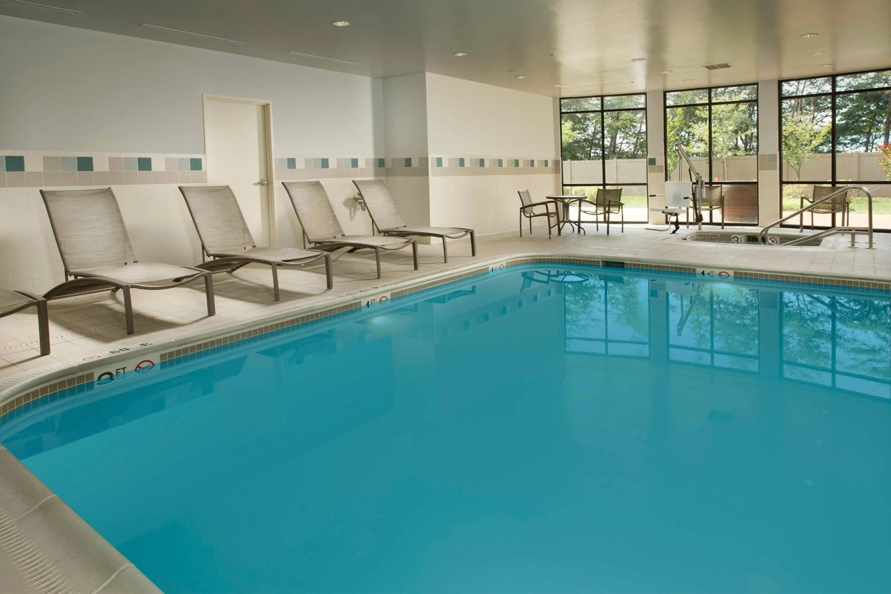 Swimming pool in Courtyard by Marriott Waldorf