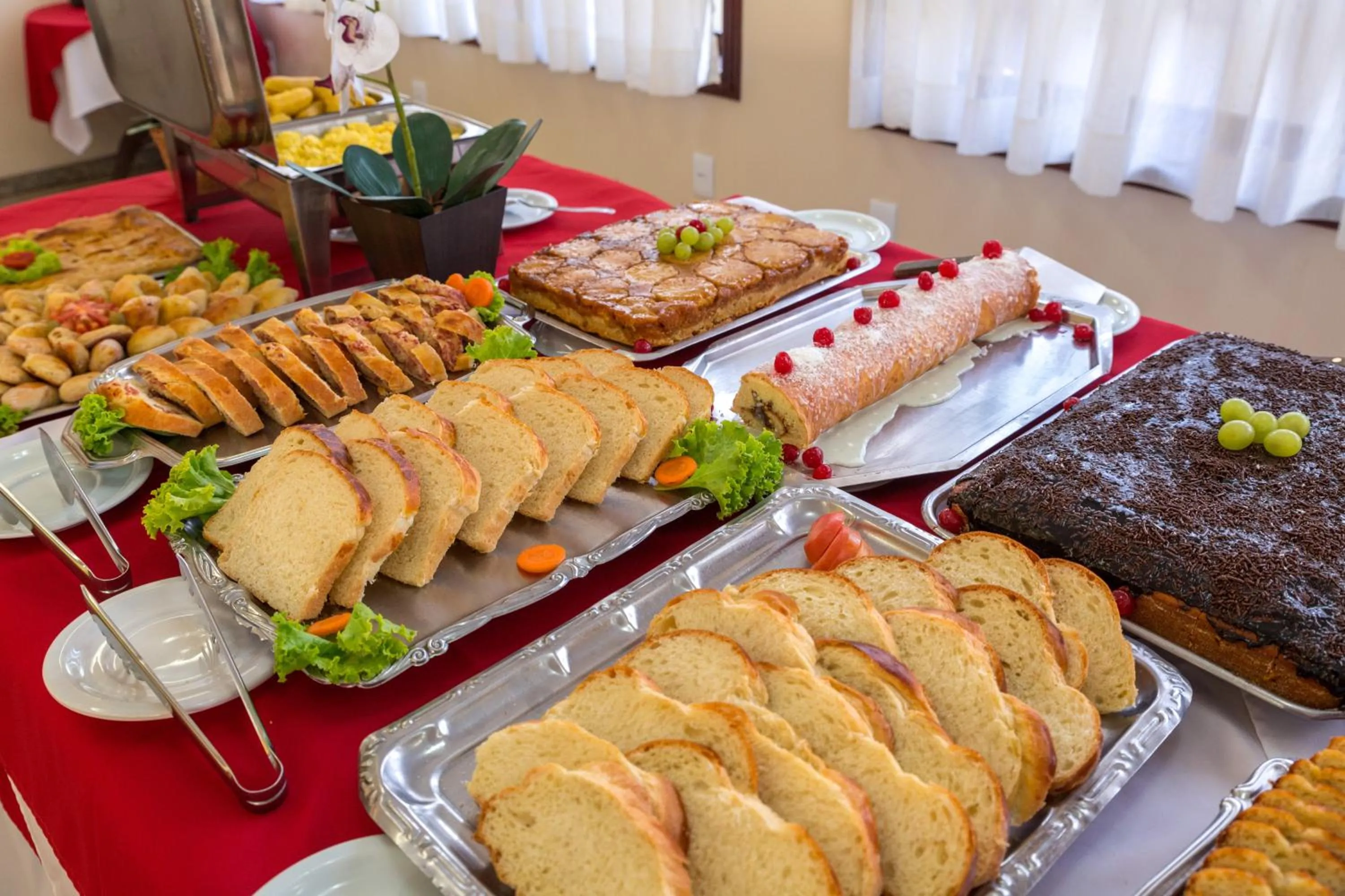 Buffet breakfast in Porto Cálem Praia Hotel