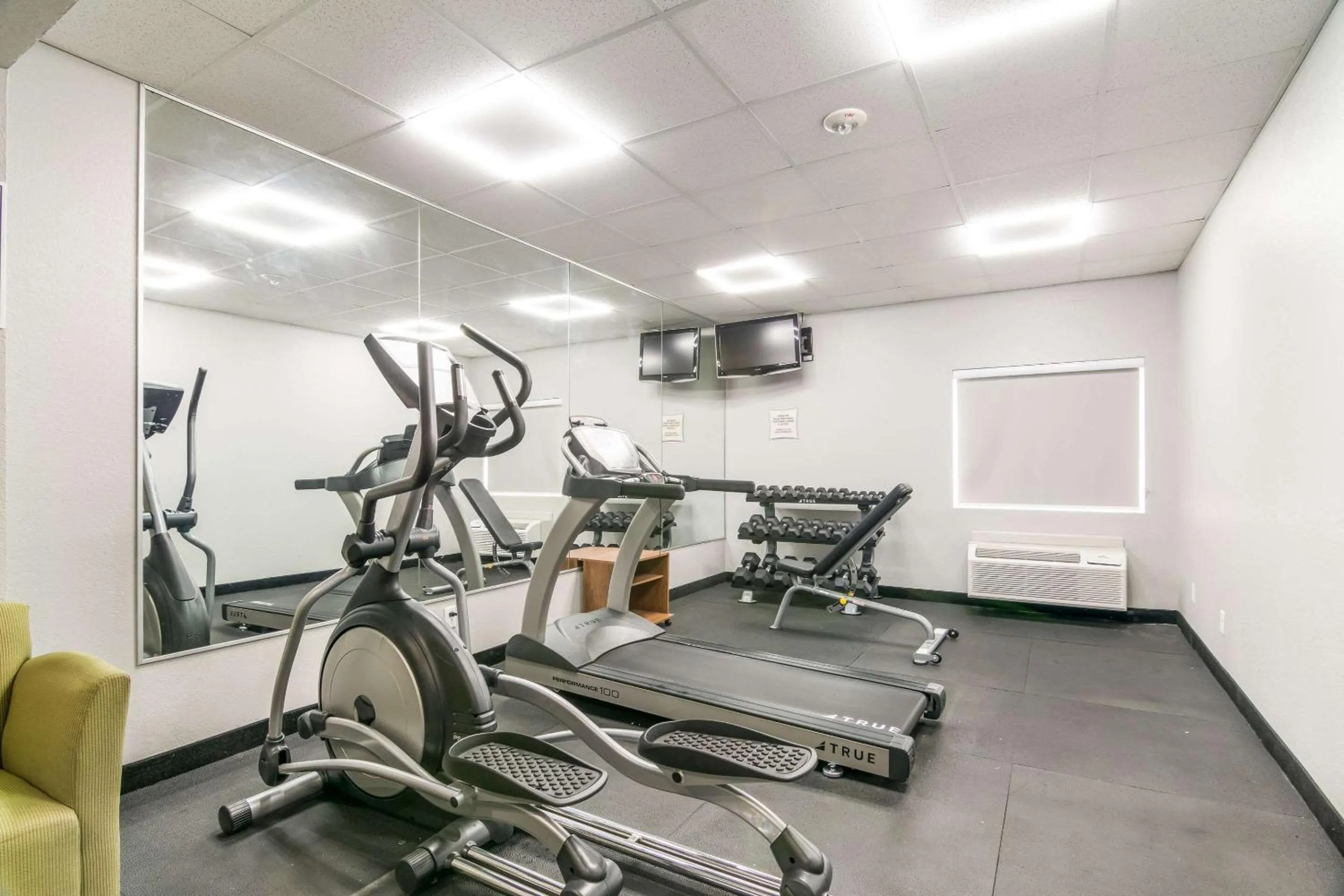 Fitness centre/facilities in Quality Inn