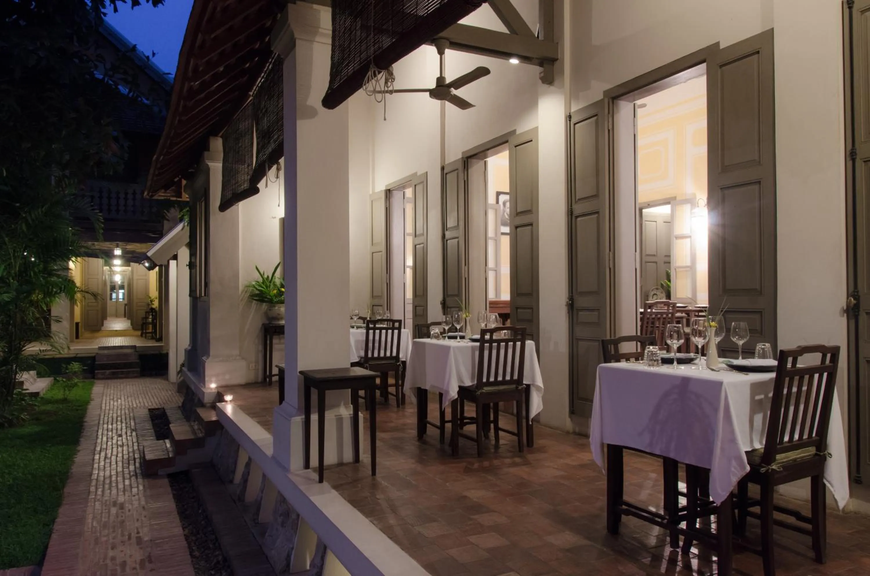 Restaurant/places to eat in Satri House Hotel