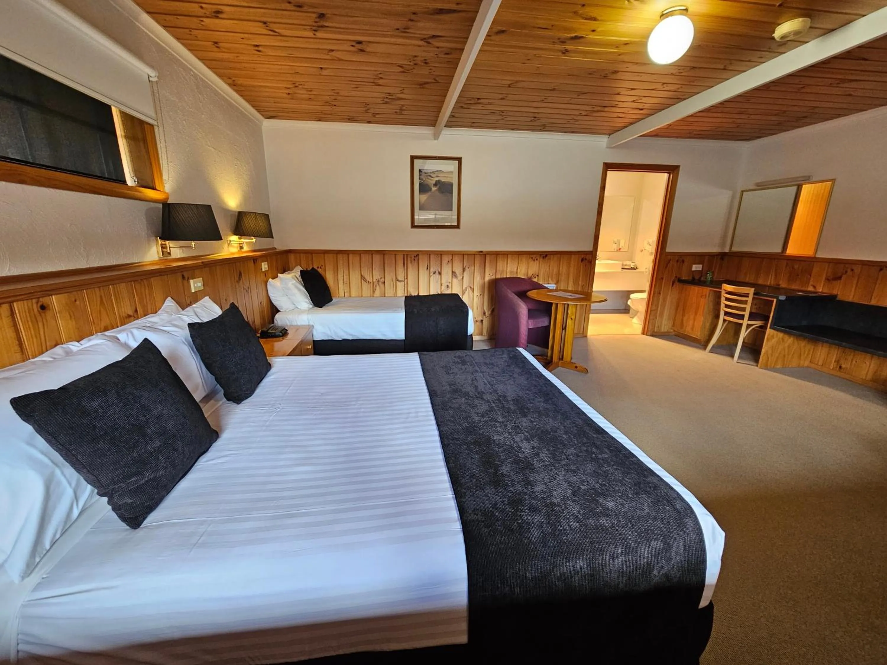 Photo of the whole room, Bed in Tall Timbers Tasmania