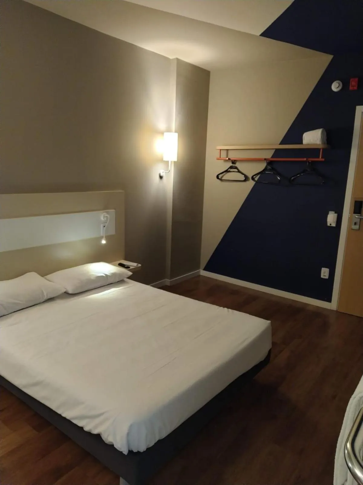 Facility for disabled guests, Bed in ibis budget Manhuaçu
