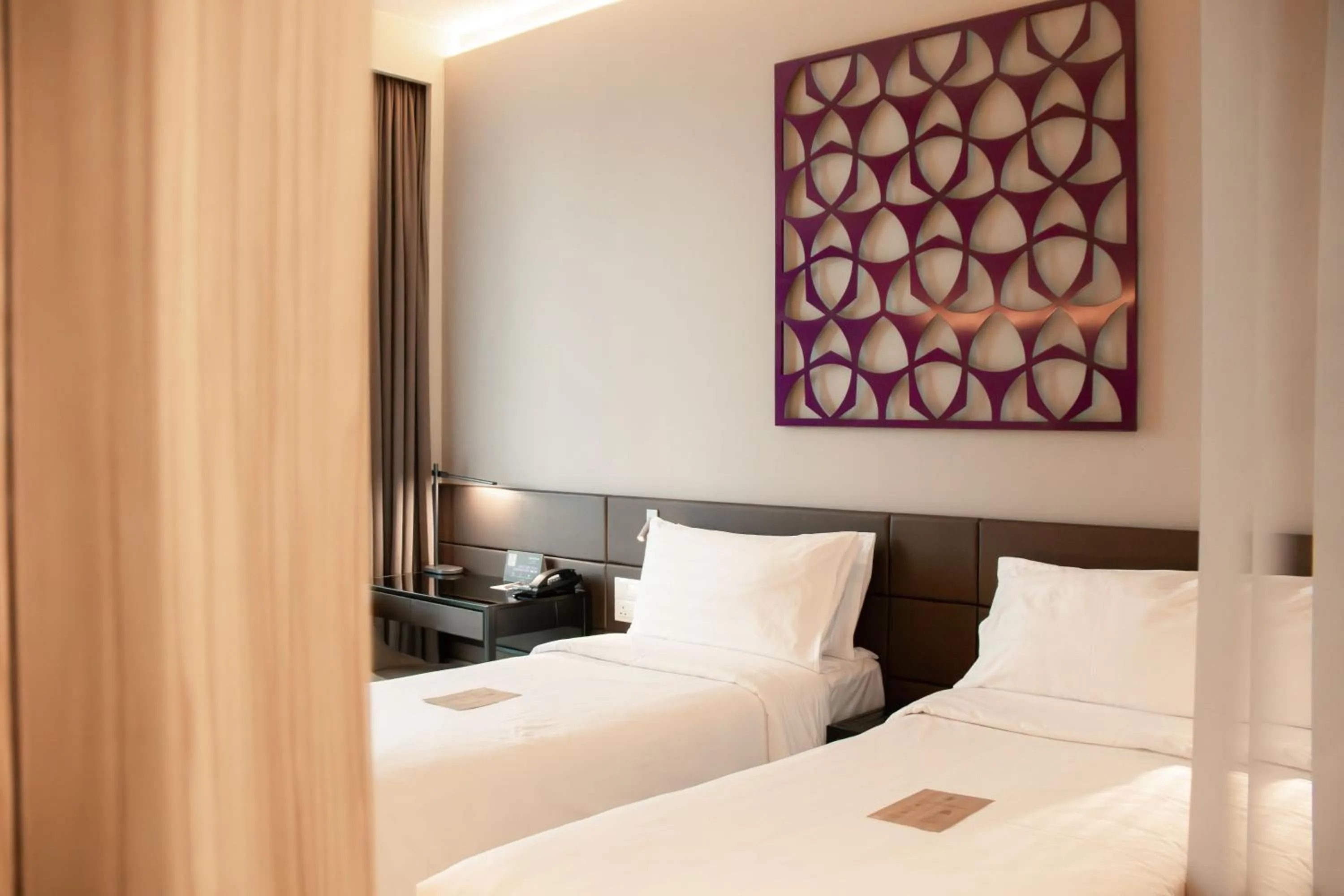 Bed in Mercure Singapore On Stevens