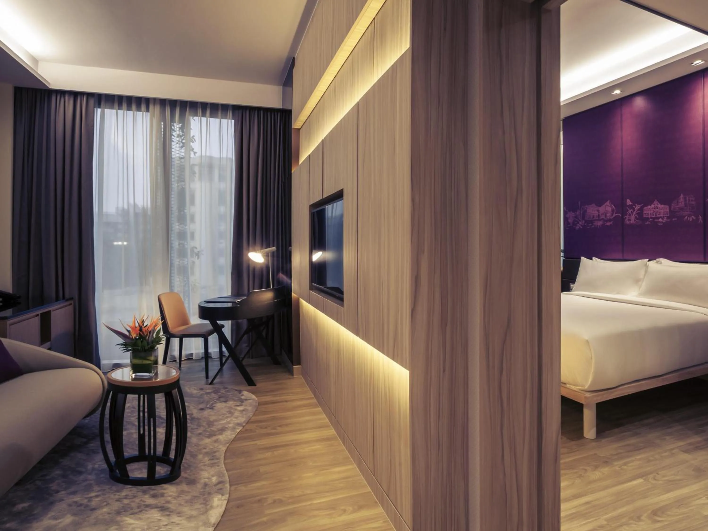 Property building, Bed in Mercure Singapore On Stevens