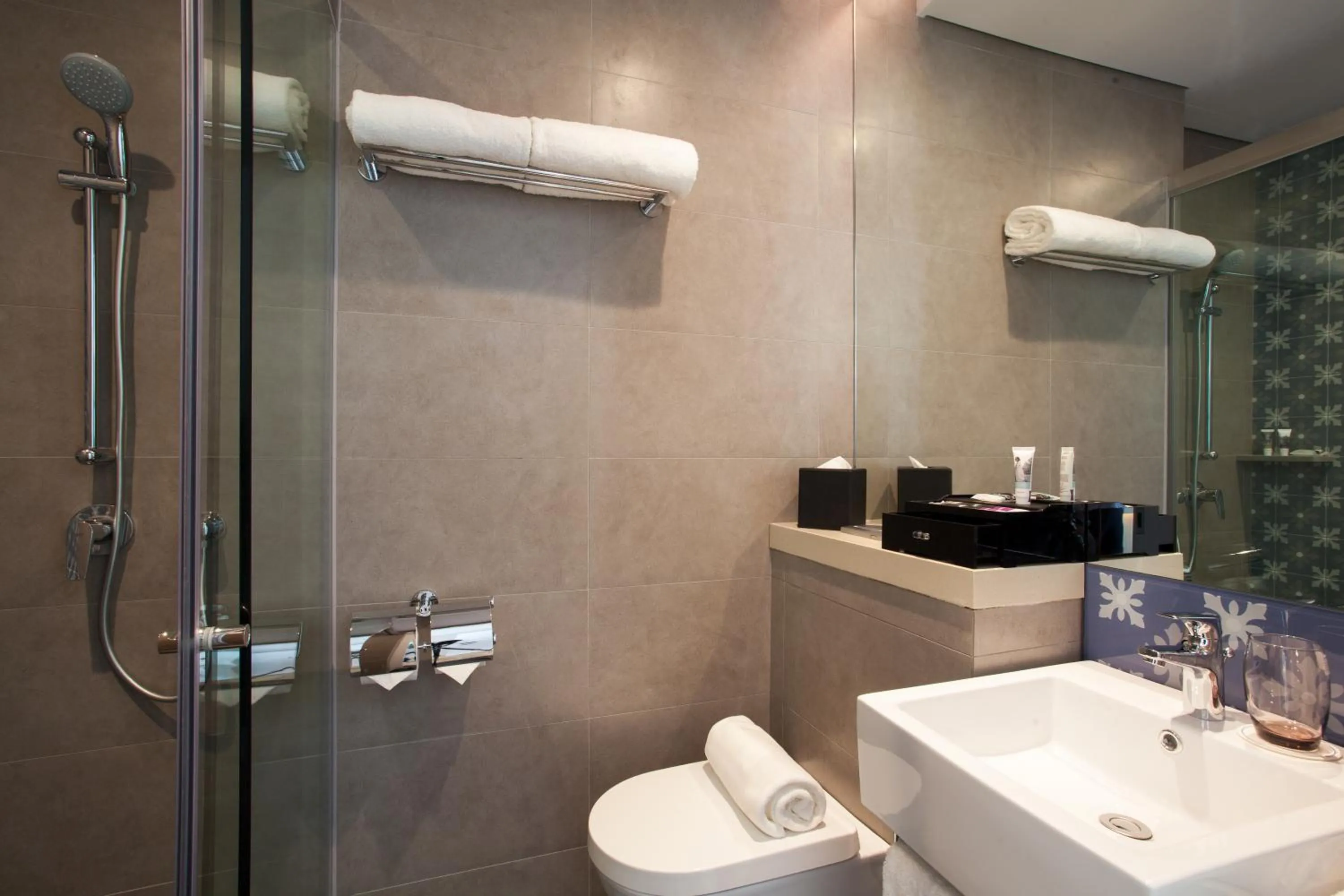 Toilet in Mercure Singapore On Stevens